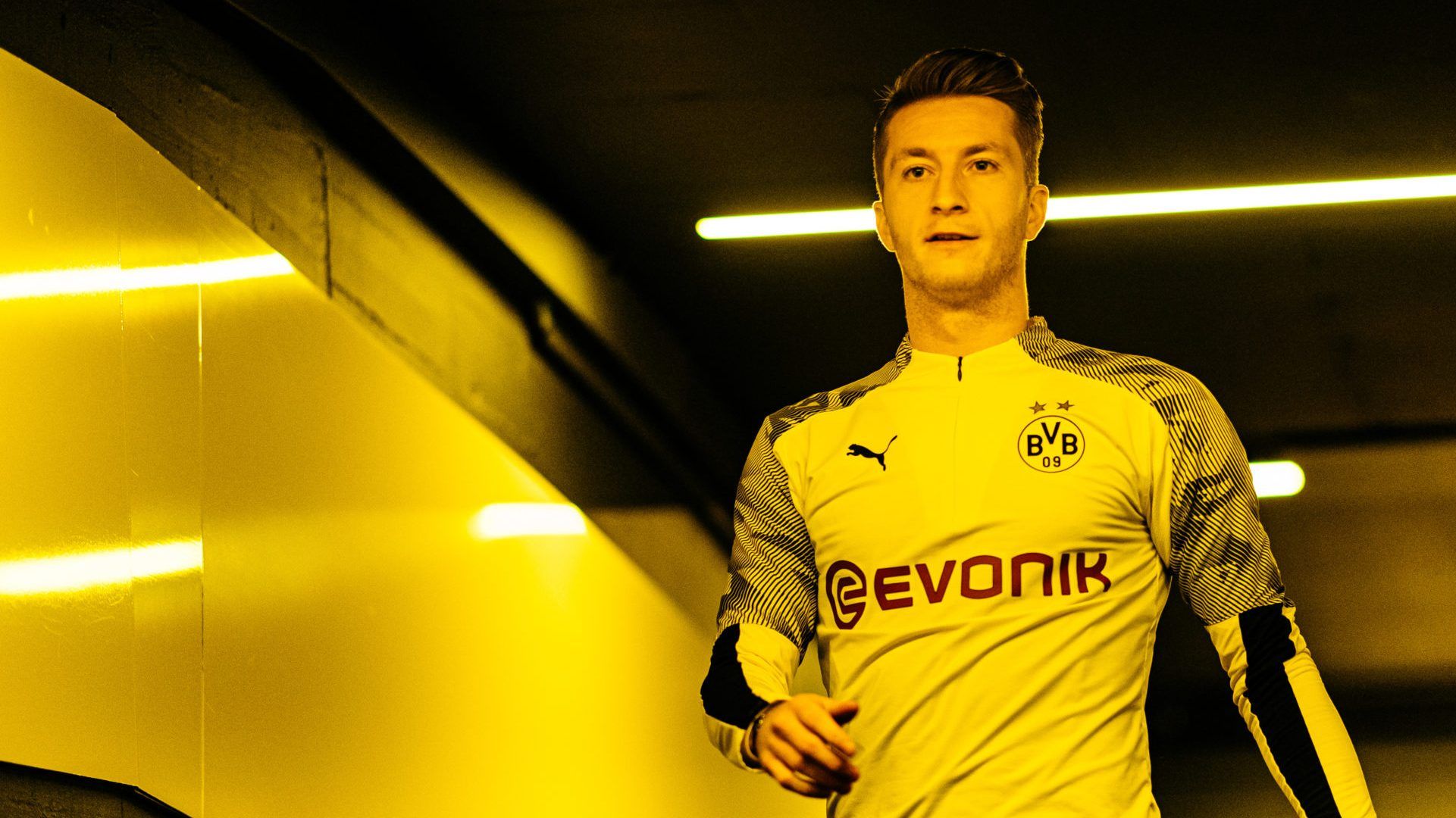 Bundesliga. Borussia Dortmund's Marco Reus: Stay at home!