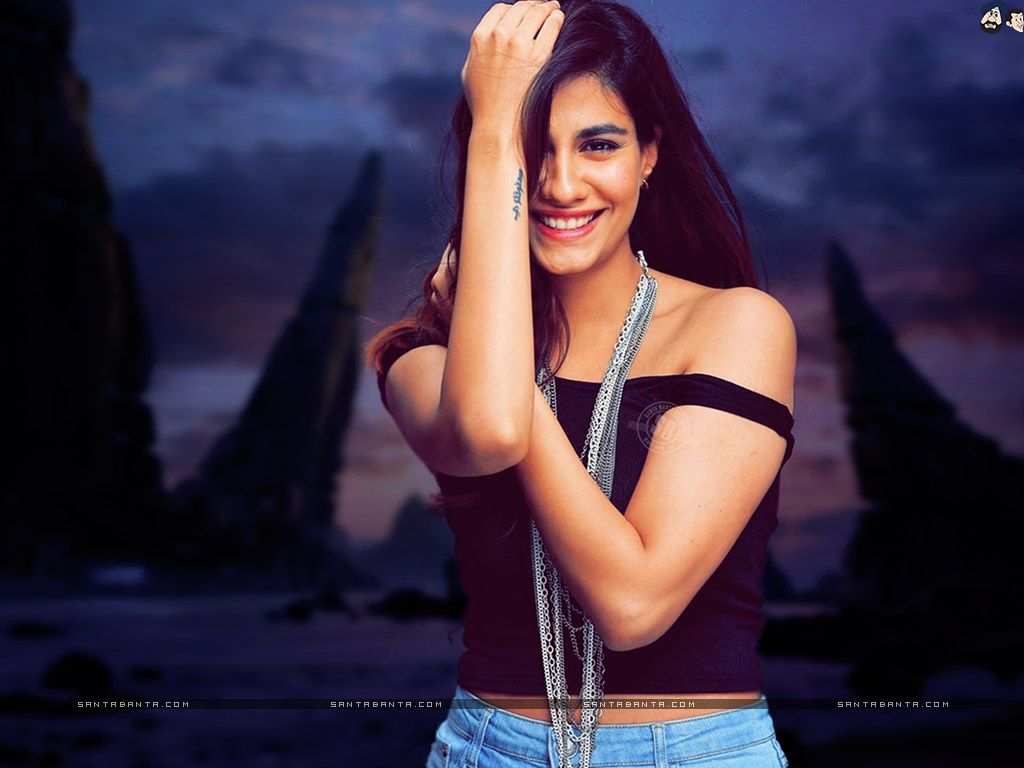 Shreya Dhanwanthary`s smile is enough to capture our hearts