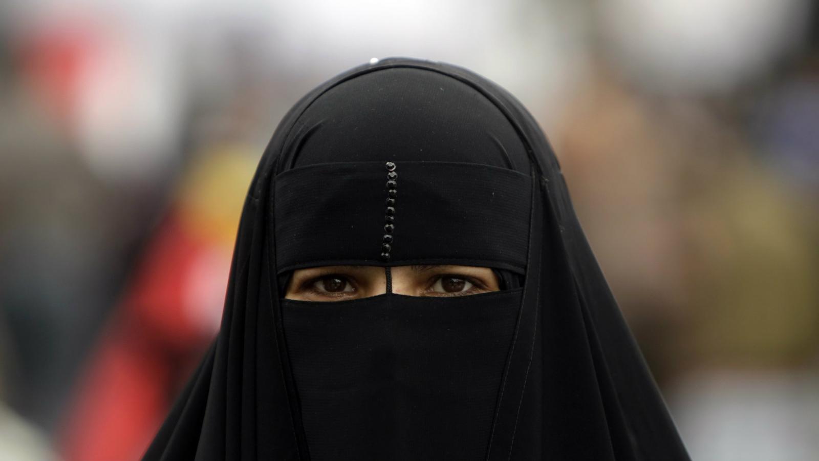 Egyptian lawmakers want to ban Muslim women from covering their faces