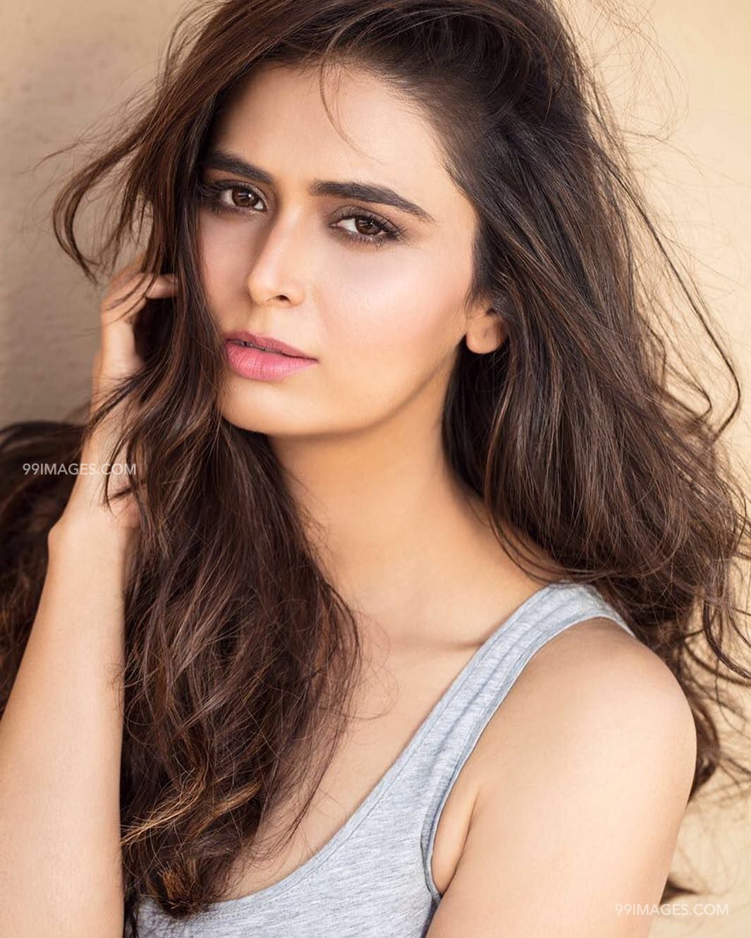 Meenakshi Dixit Beautiful Photo & Mobile Wallpaper HD (Android IPhone) (1080p) (1065x1331)
