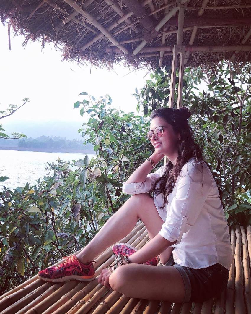 Meenakshi Dixit Photo [HD]: Latest Image, Picture, Stills of Meenakshi Dixit