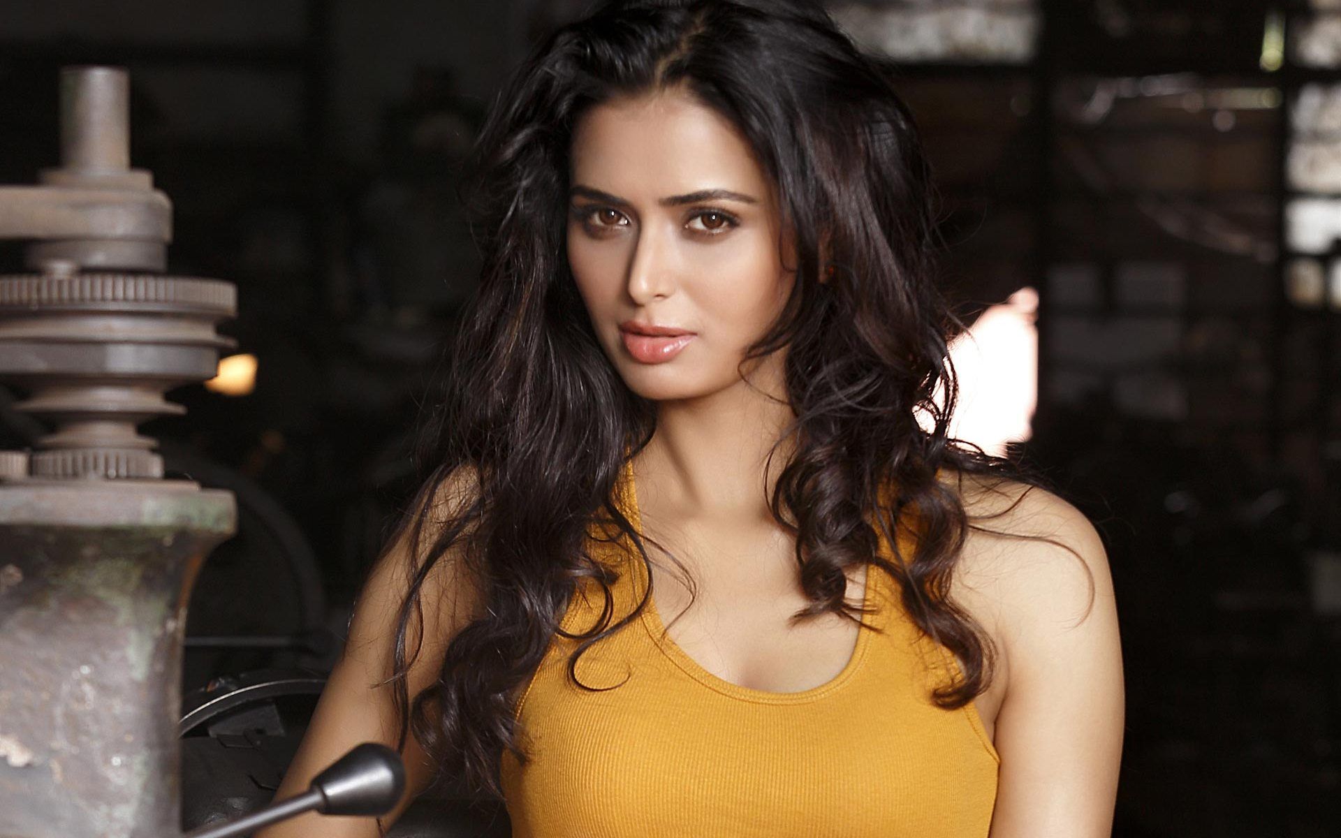 Meenakshi Dixit Desktop Wallpaper 55470 1920x1200px