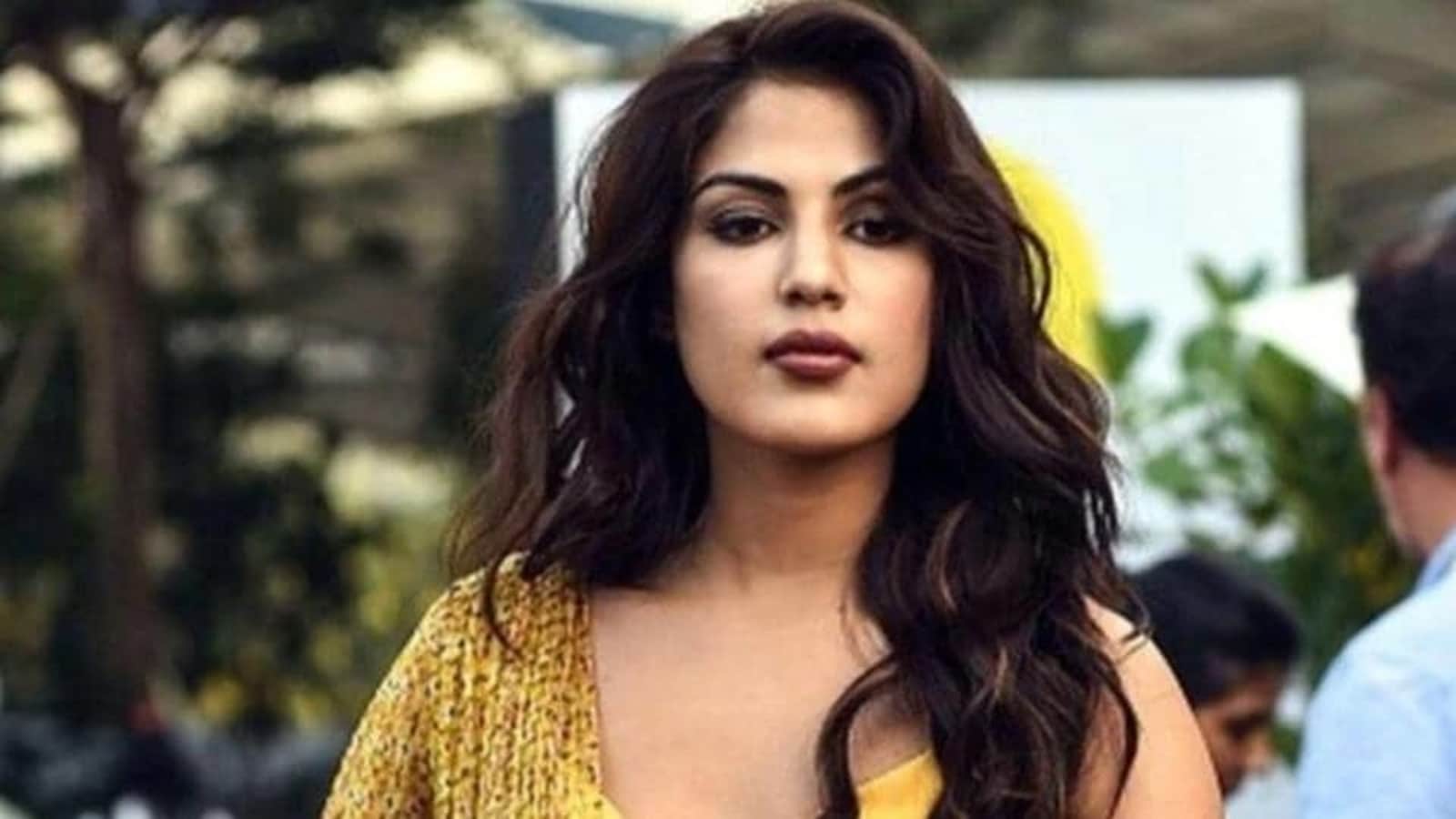 Rhea Chakraborty expresses her gratitude towards 'Covid warriors', urges fans to be safe and kind