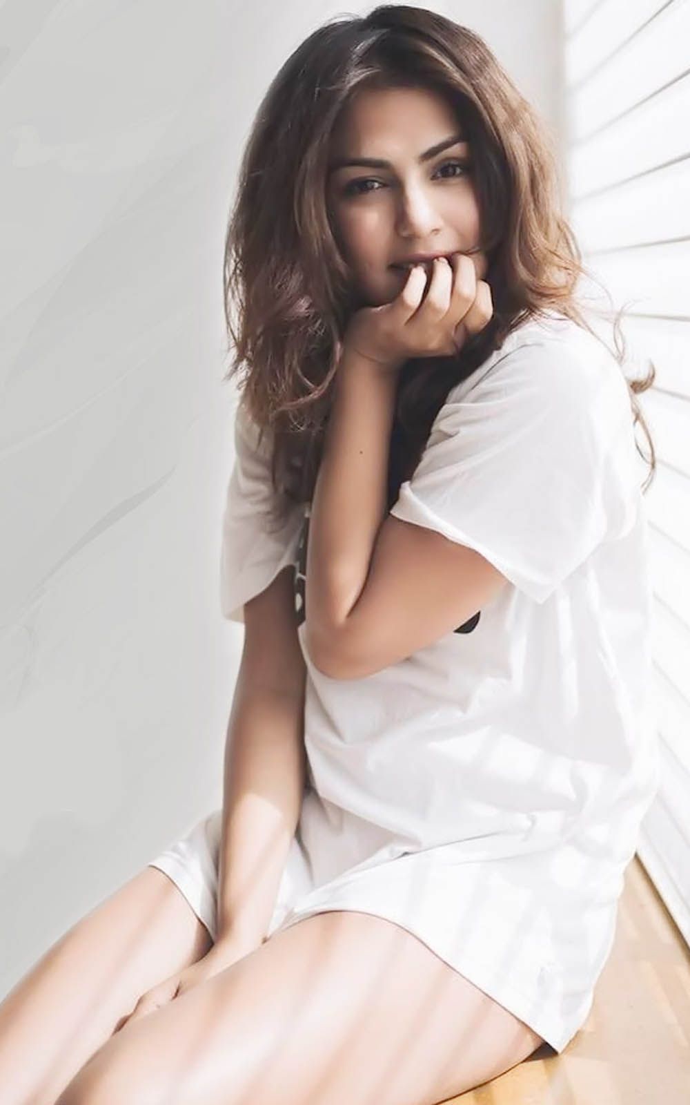 Rhea Chakraborty Indian Actress 4K Ultra HD Mobile Wallpaper