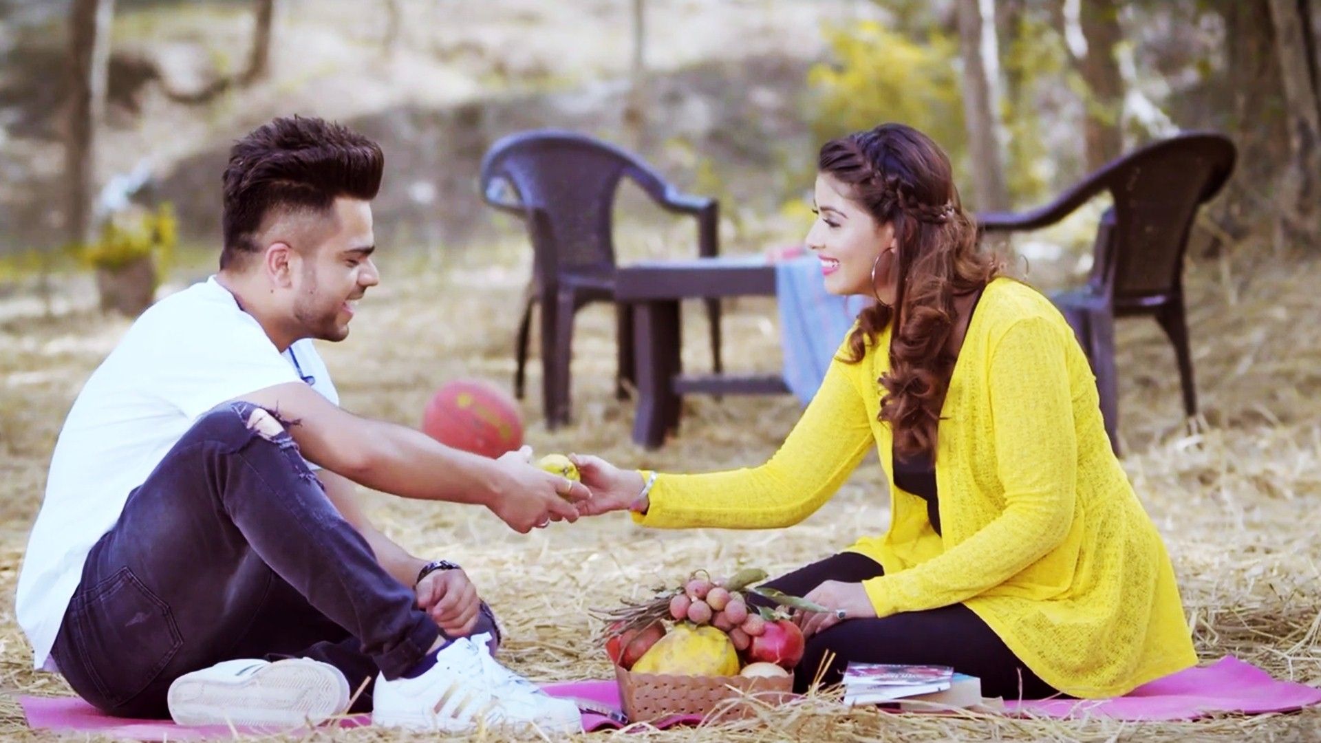 Cute Couple Sitting Together Wallpaper 02610