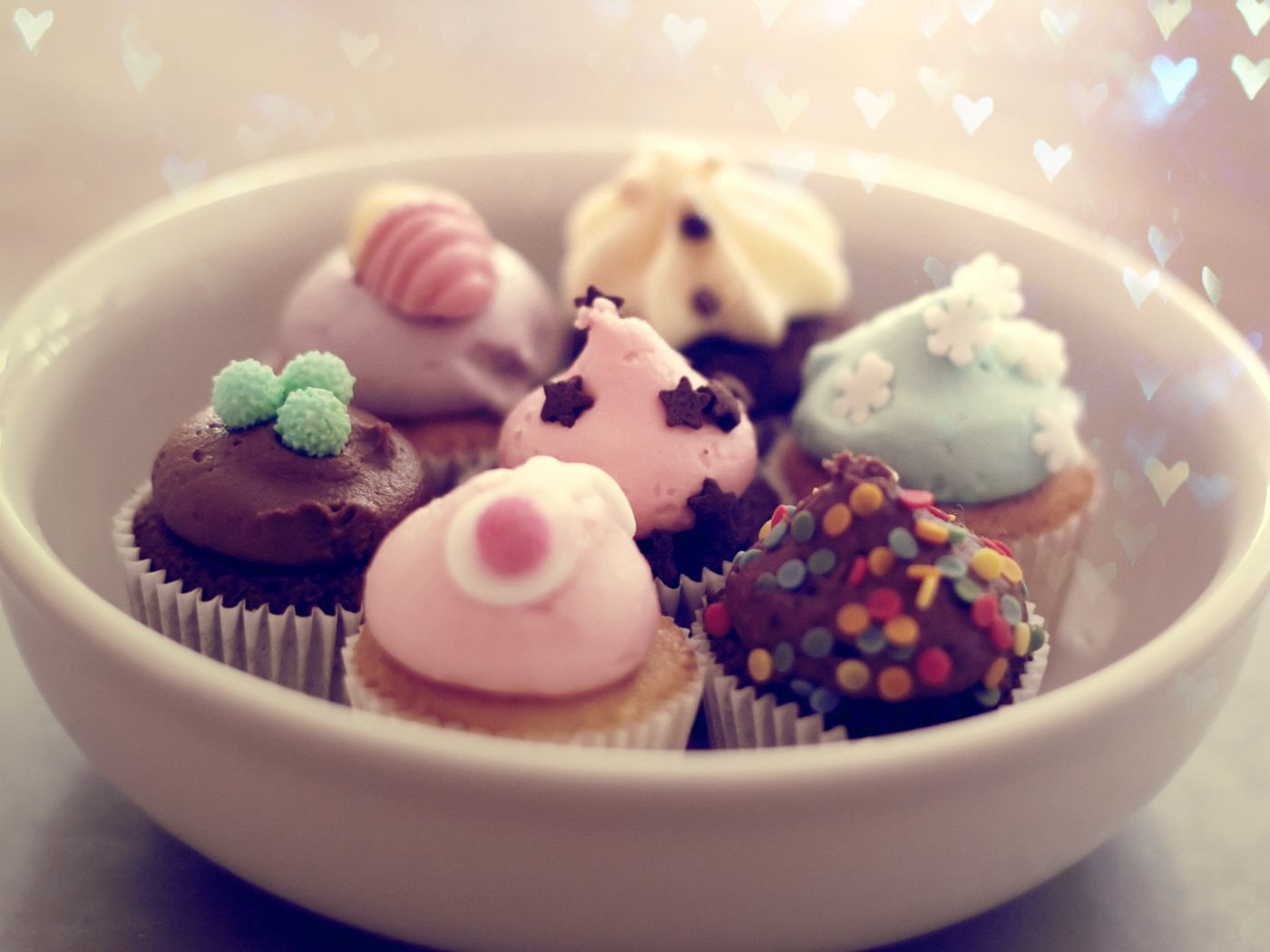 Download wallpaper 1400x1050 cakes, cupcakes, plate, glare, dessert standard 4:3 HD background