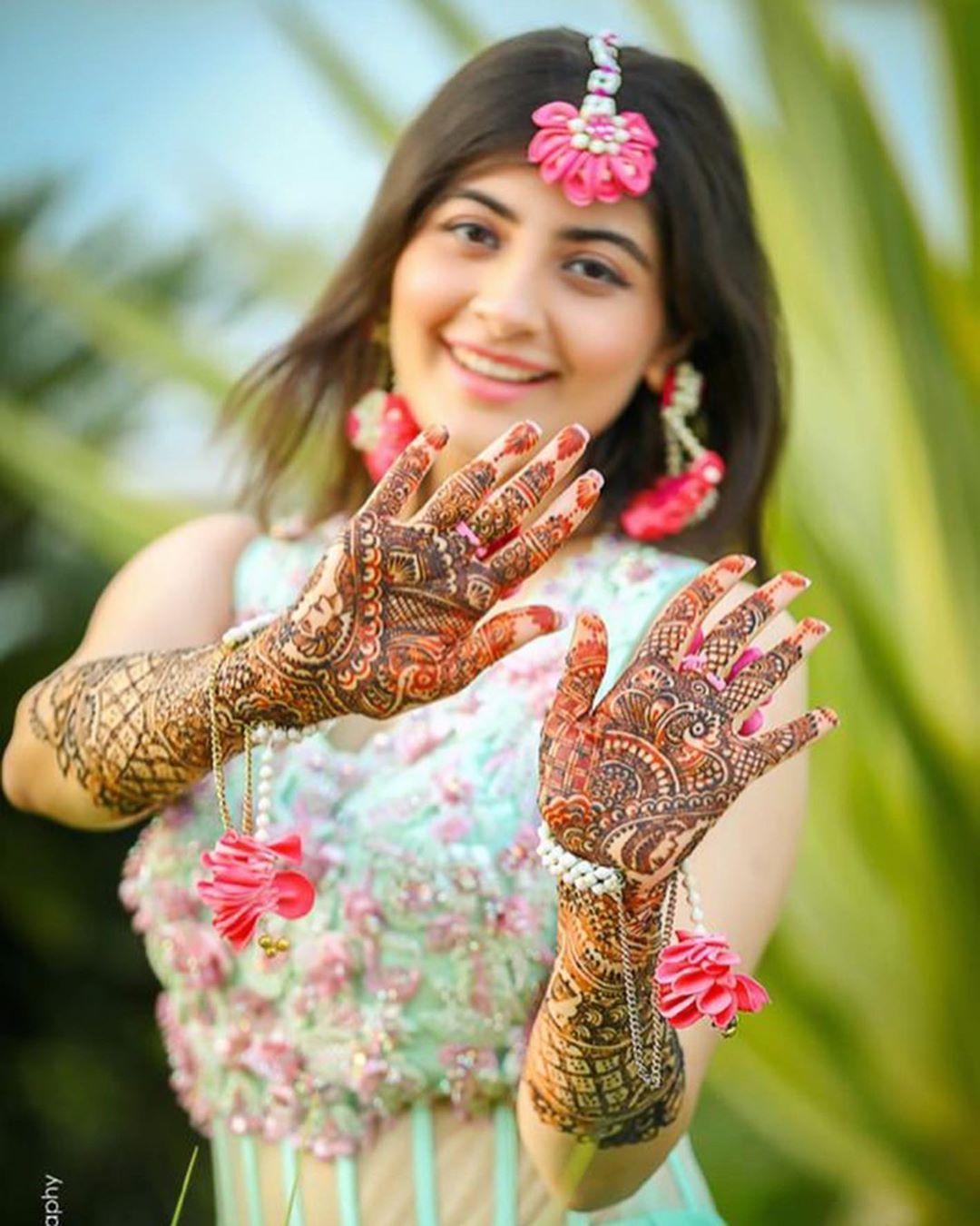 Trending Bridal Mehendi Designs for the Brides of Today's India of 2021. Indian wedding photography poses, Indian bride poses, Wedding photohoot poses