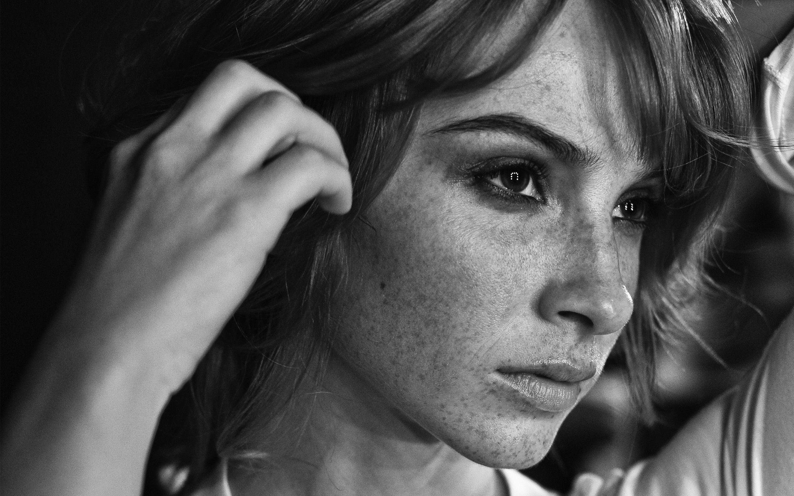 Wallpaper, girl, freckles, face, black and white 2560x1600