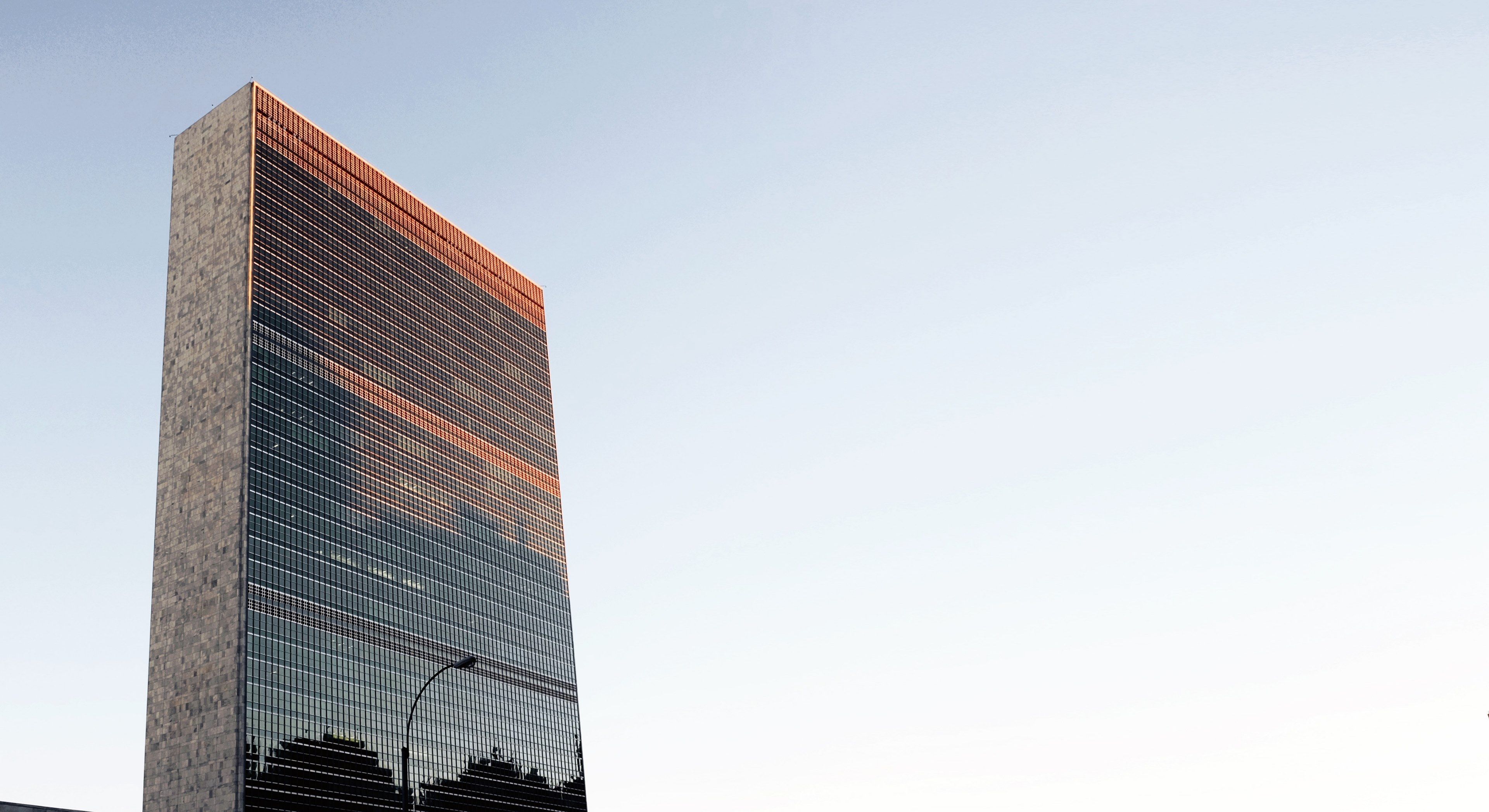 Wallpaper / the facade of the united nations headquarters in new york city, sunset over un building 4k wallpaper