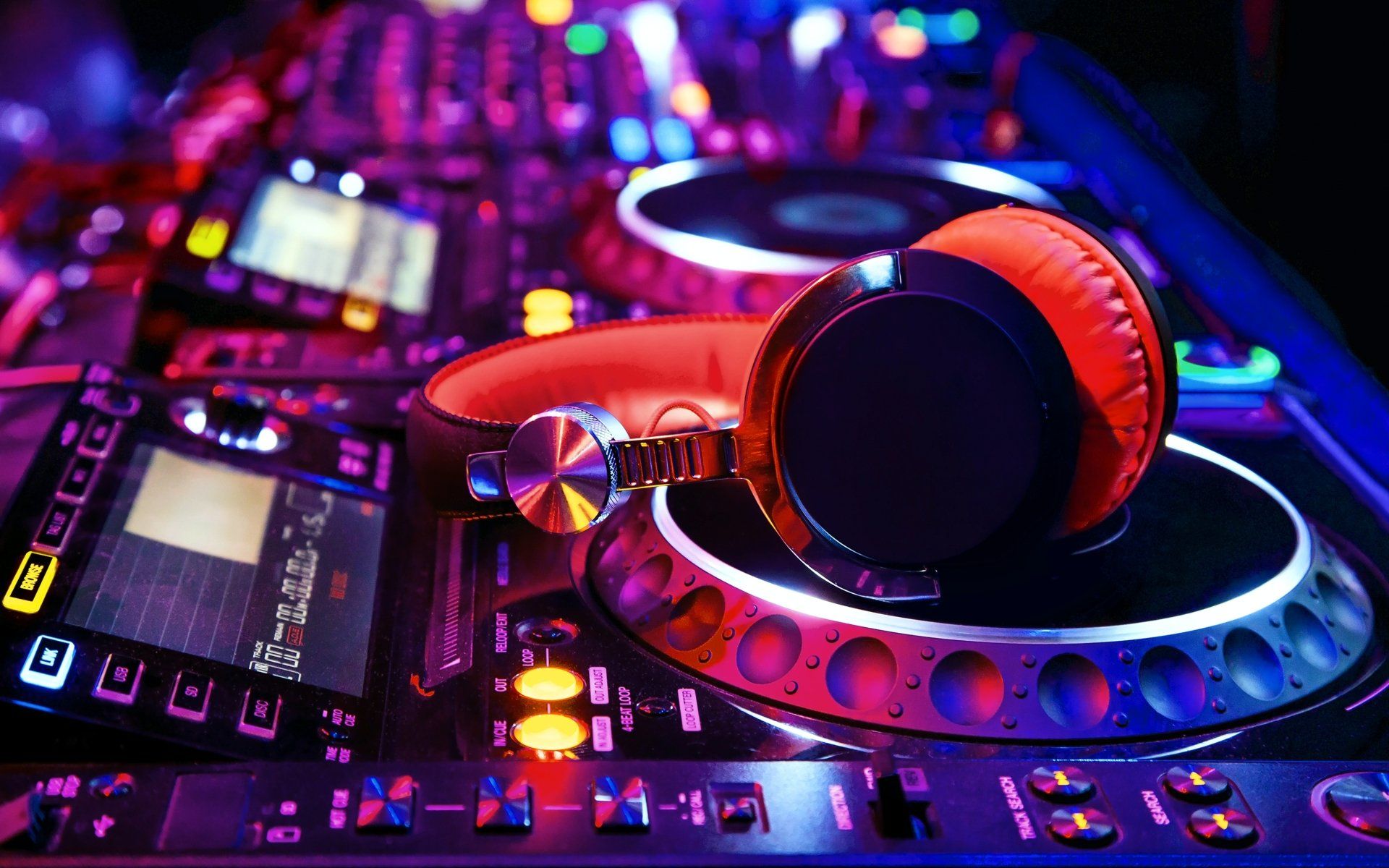 4K Ultra HD Headphones Wallpaper and Background Image
