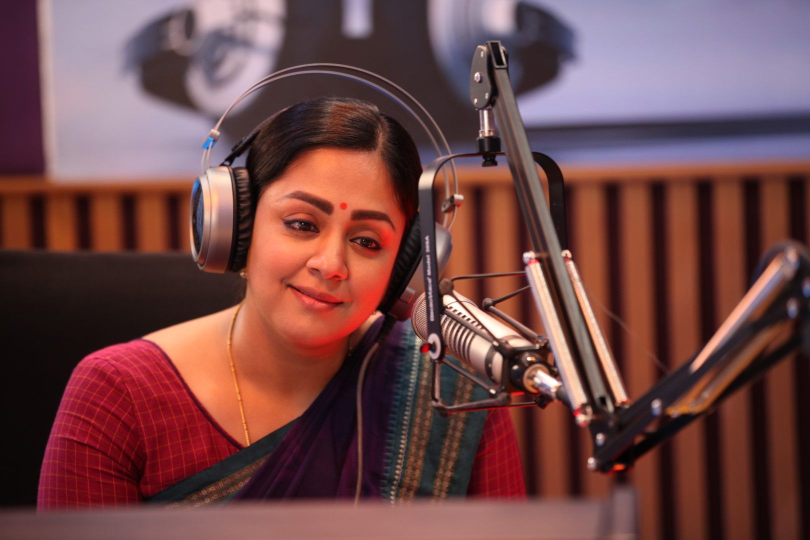 Kaatrin Mozhi Movie Stills. Jyothika