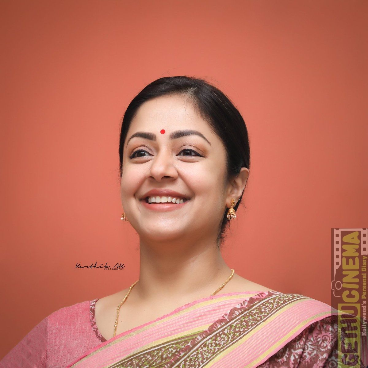 Kaatrin Mozhi Tamil Movie Shooting Spot Gallery. Jyothika Cinema. Jothika in saree, Beautiful indian actress, Most beautiful indian actress
