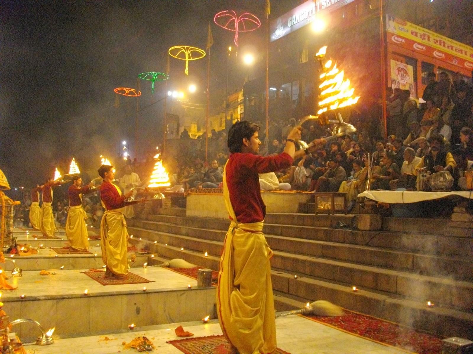 File:Ganga aarti with lamp vase at Dasaswamedh Ghat, Varanasi 05.jpg -  Wikimedia Commons