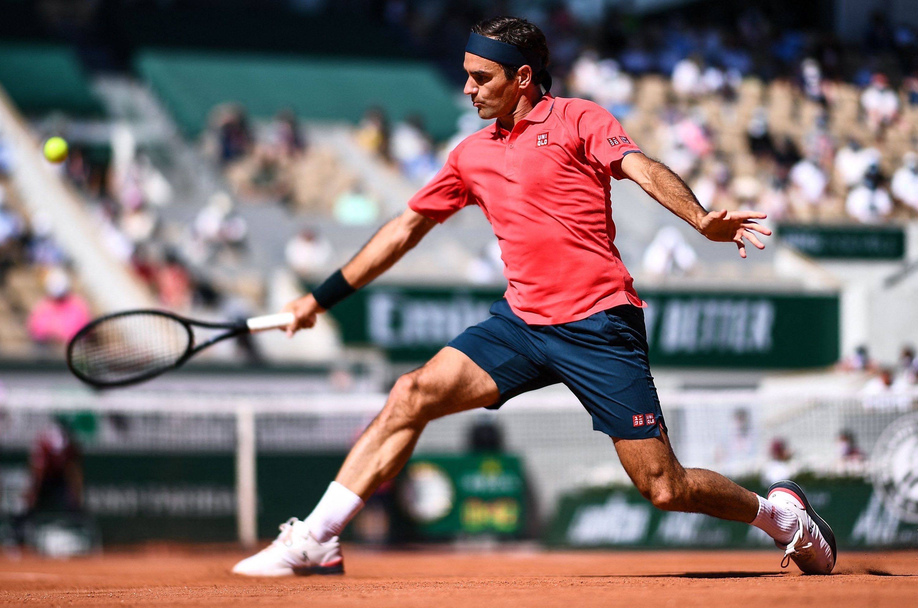 Federer dazzles, Serena survives scare in French Open Round 1