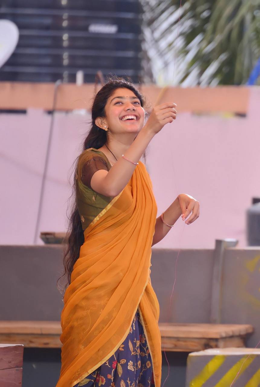 Download Sai Pallavi Listening To Music Wallpaper | Wallpapers.com