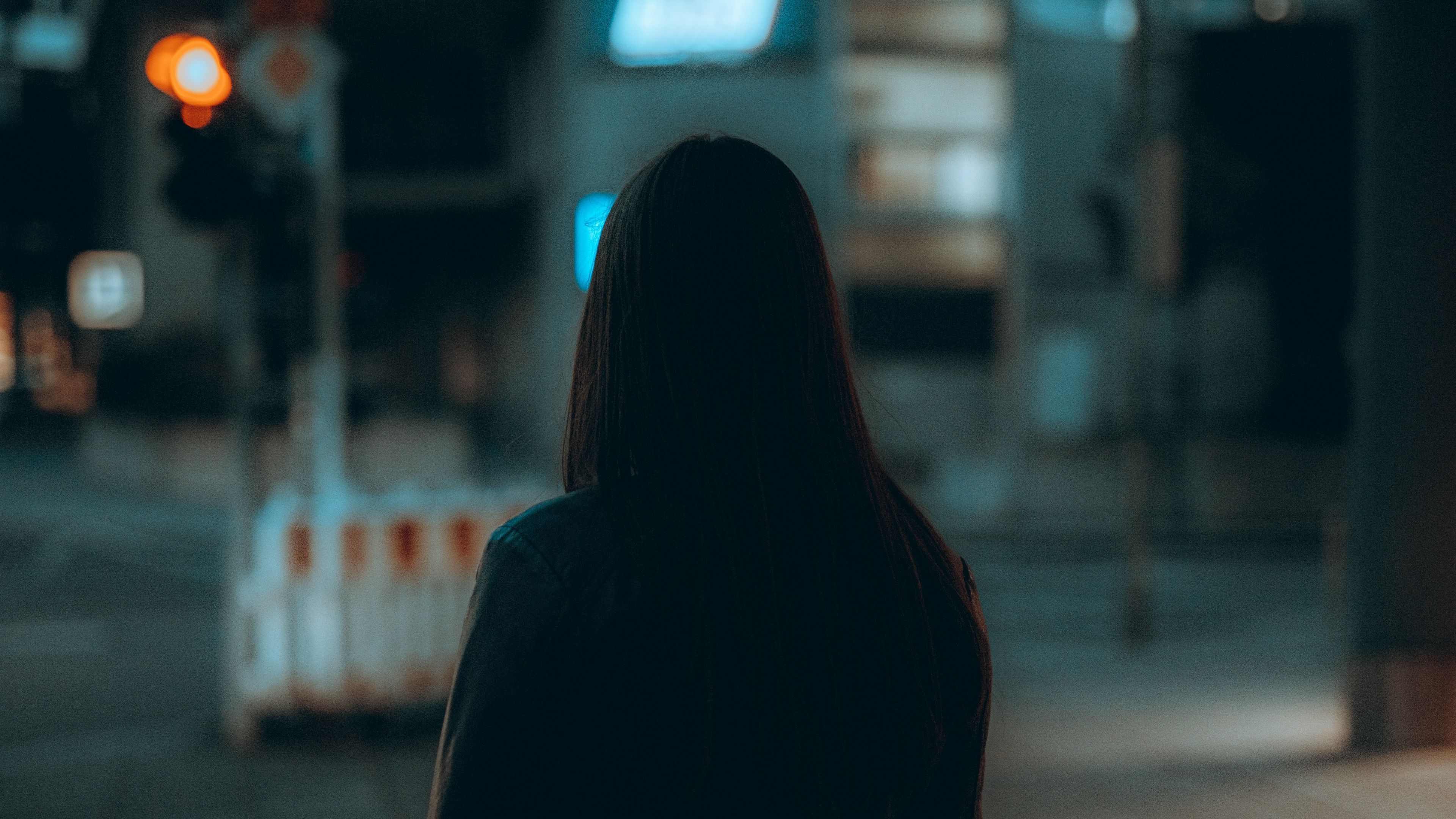 Download wallpaper 3840x2160 girl, silhouette, loneliness, alone, back 4k uhd 16:9 HD background