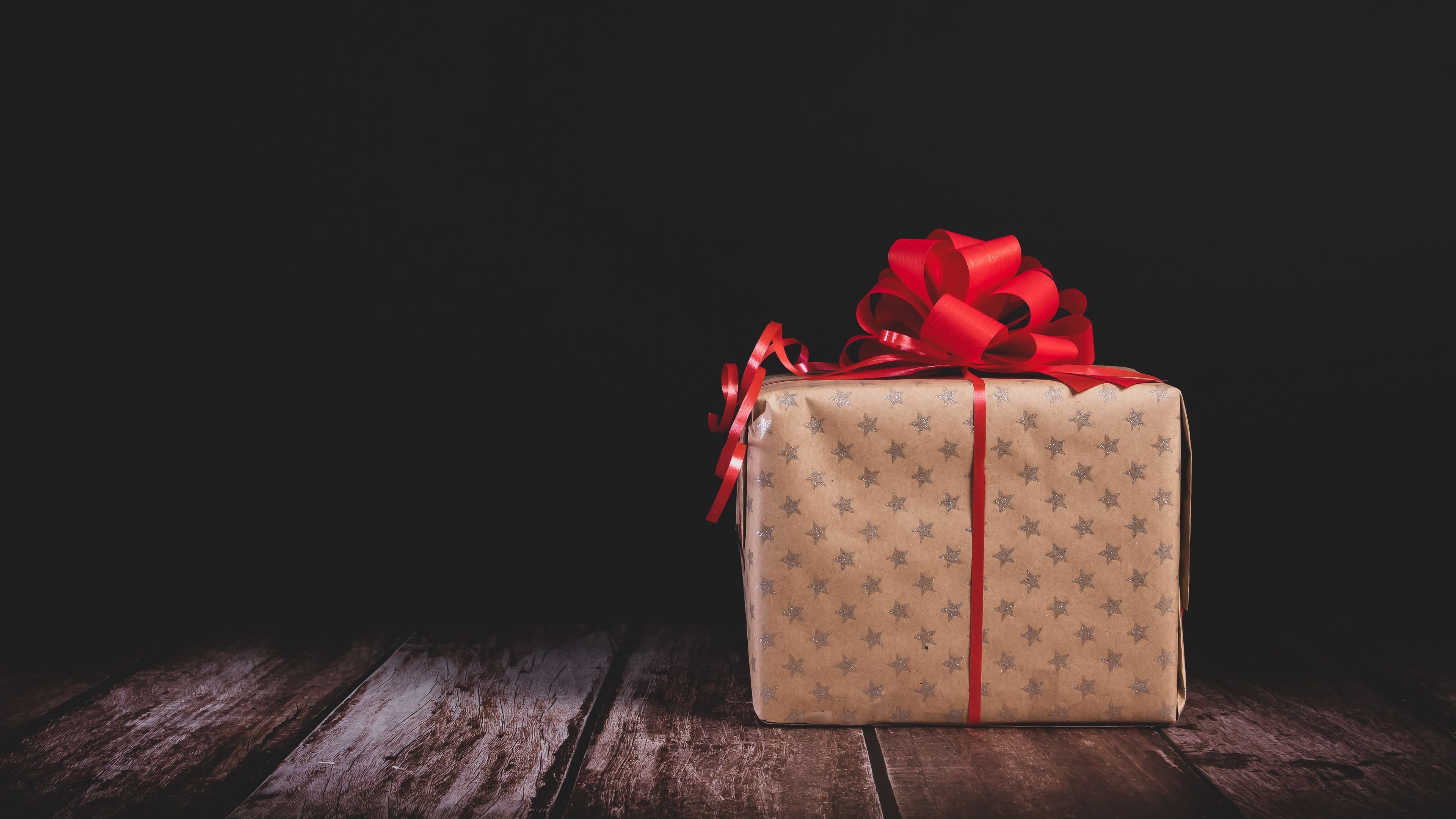 Download wallpaper 3840x2160 gift, box, bow, holiday 4k uhd 16:9 HD background