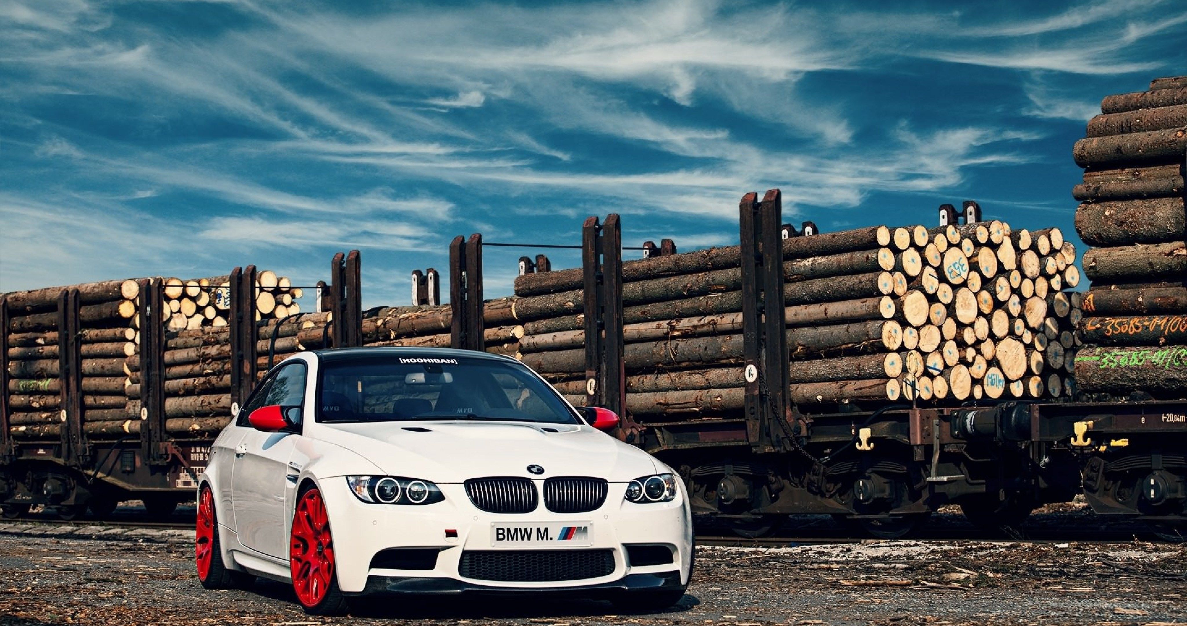 Фото бмв на обои. BMW m3 HD. BMW m3 1366x768. Белая BMW 4k. Обои БМВ.