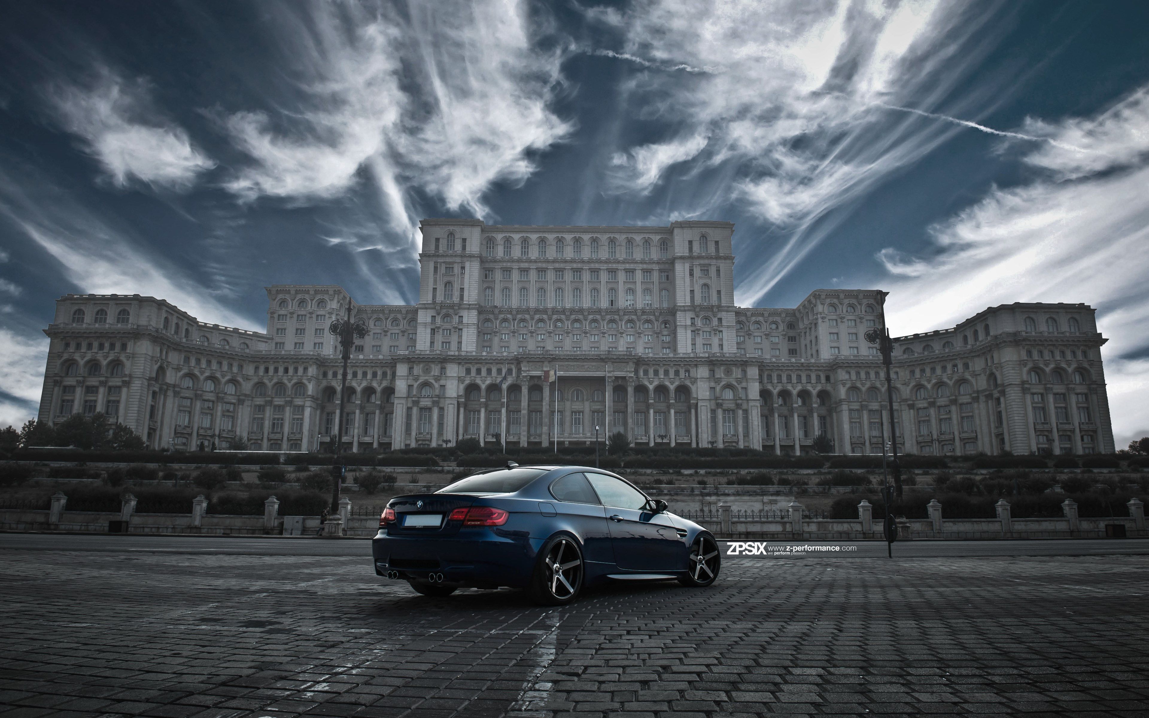 Download wallpaper: BMW E92 M3 in front of Palace of the Parliament 3840x2400
