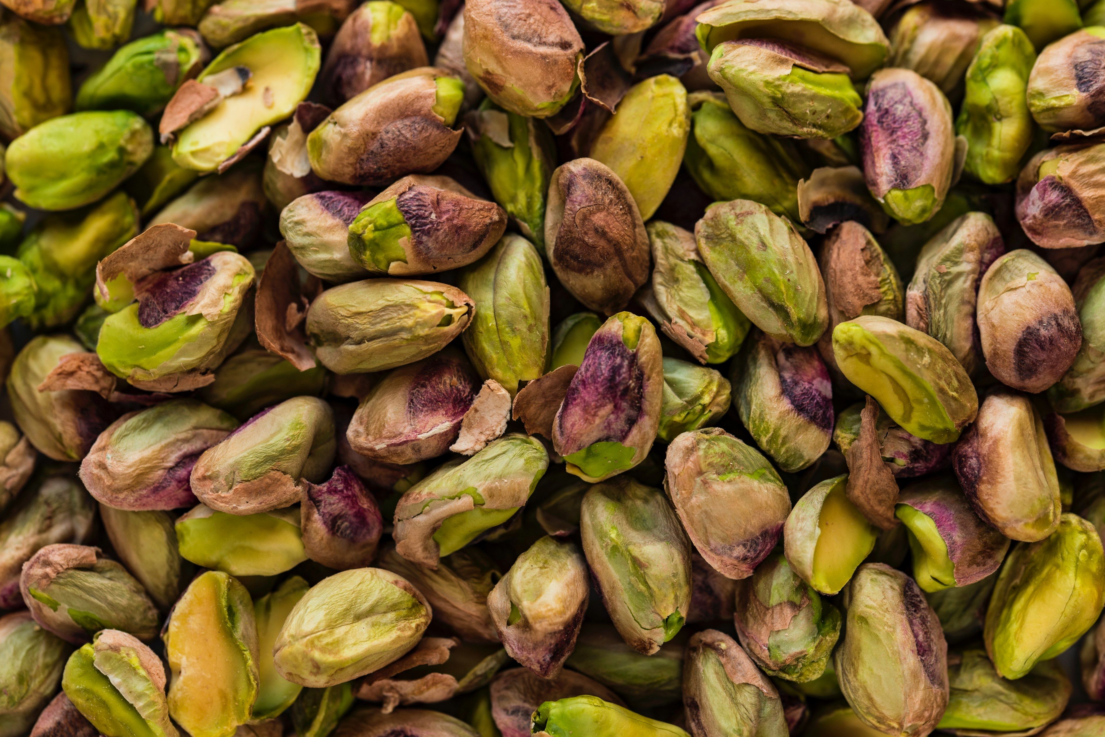 Wallpaper / pile of raw green pistachios nuts, healthy pistachio snack 4k wallpaper