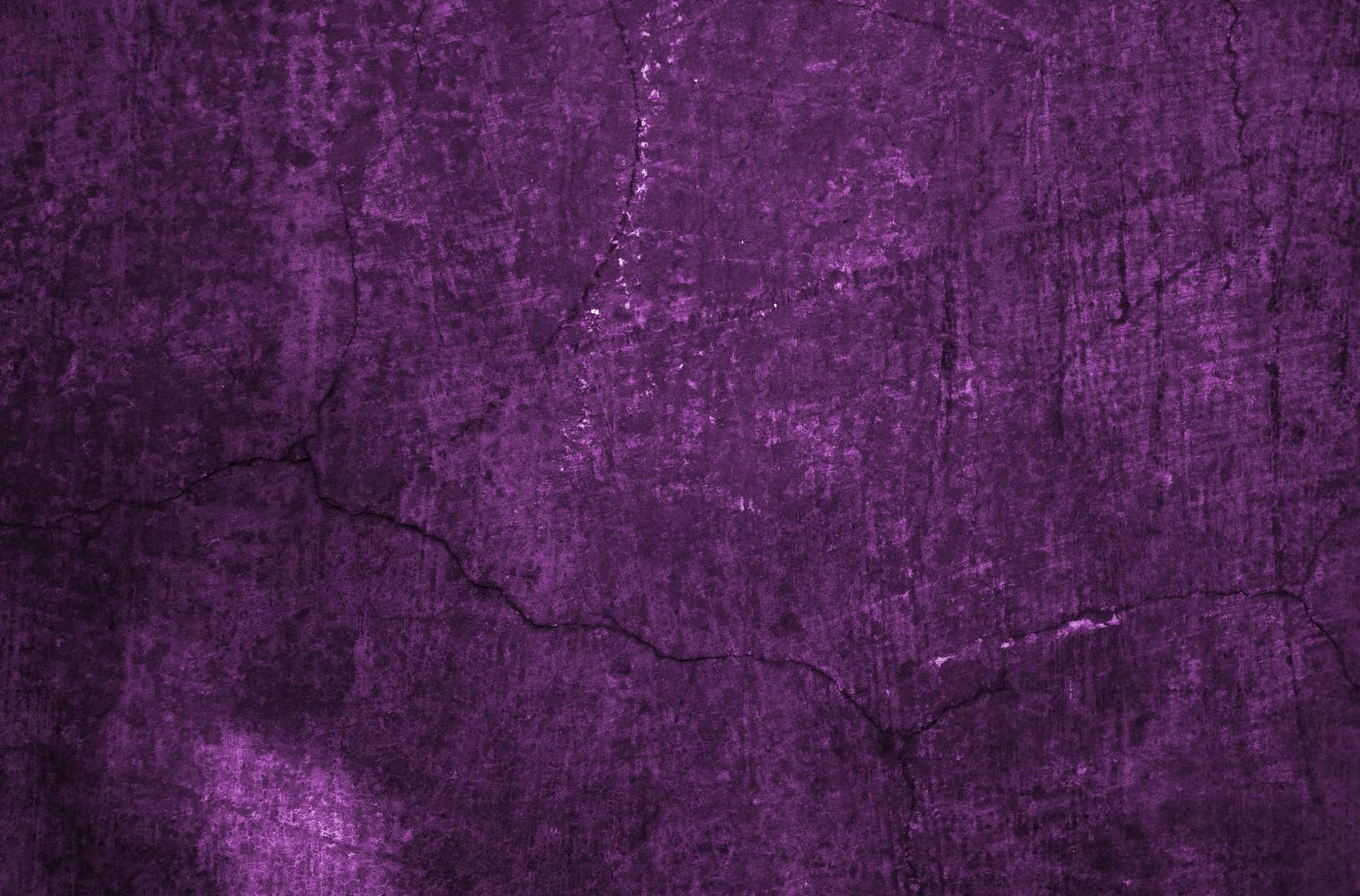 Тёмная фиолетовая стена