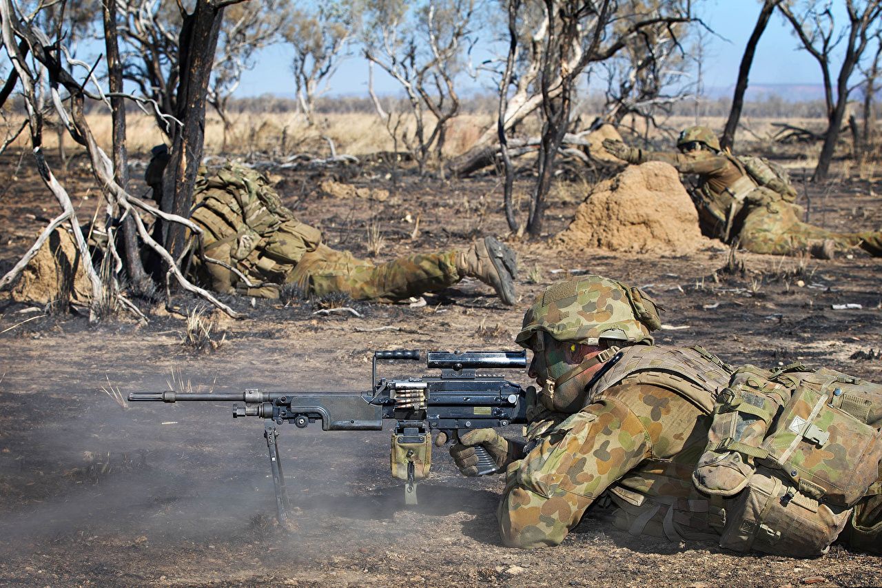 Picture Soldiers Machine guns Man Australian Army