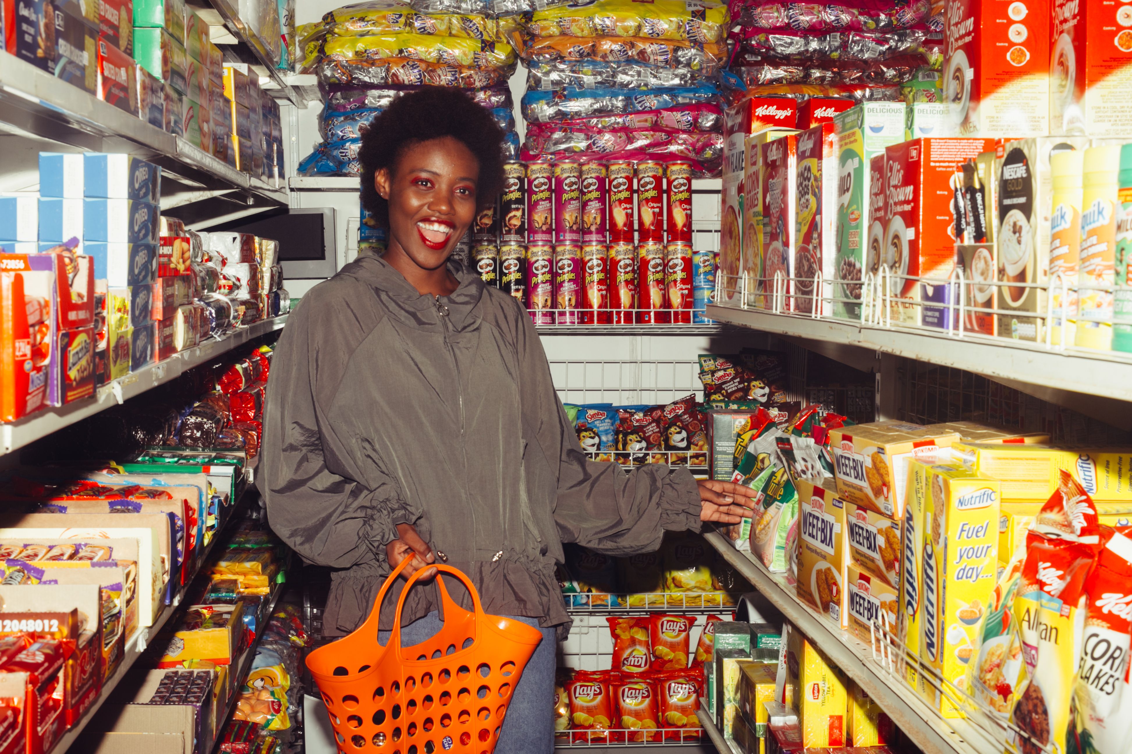 Funny black woman choosing food in grocery shop · Free