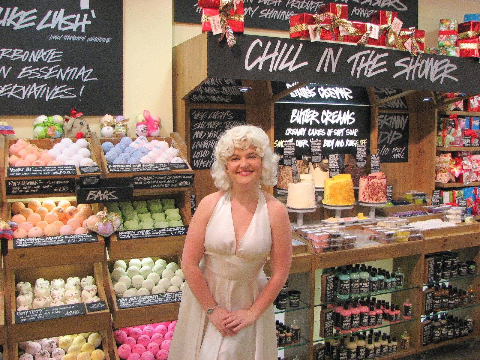 Wallpaper, portrait, street, shower, York, supermarket, Confectionery, shop, woman, bakery, marilynmonroe, flags, display, lush, marketplace, breasts, retail, whitedress, wig, produce, product, flavor, buttercream, shopkeeper, grocery store, local