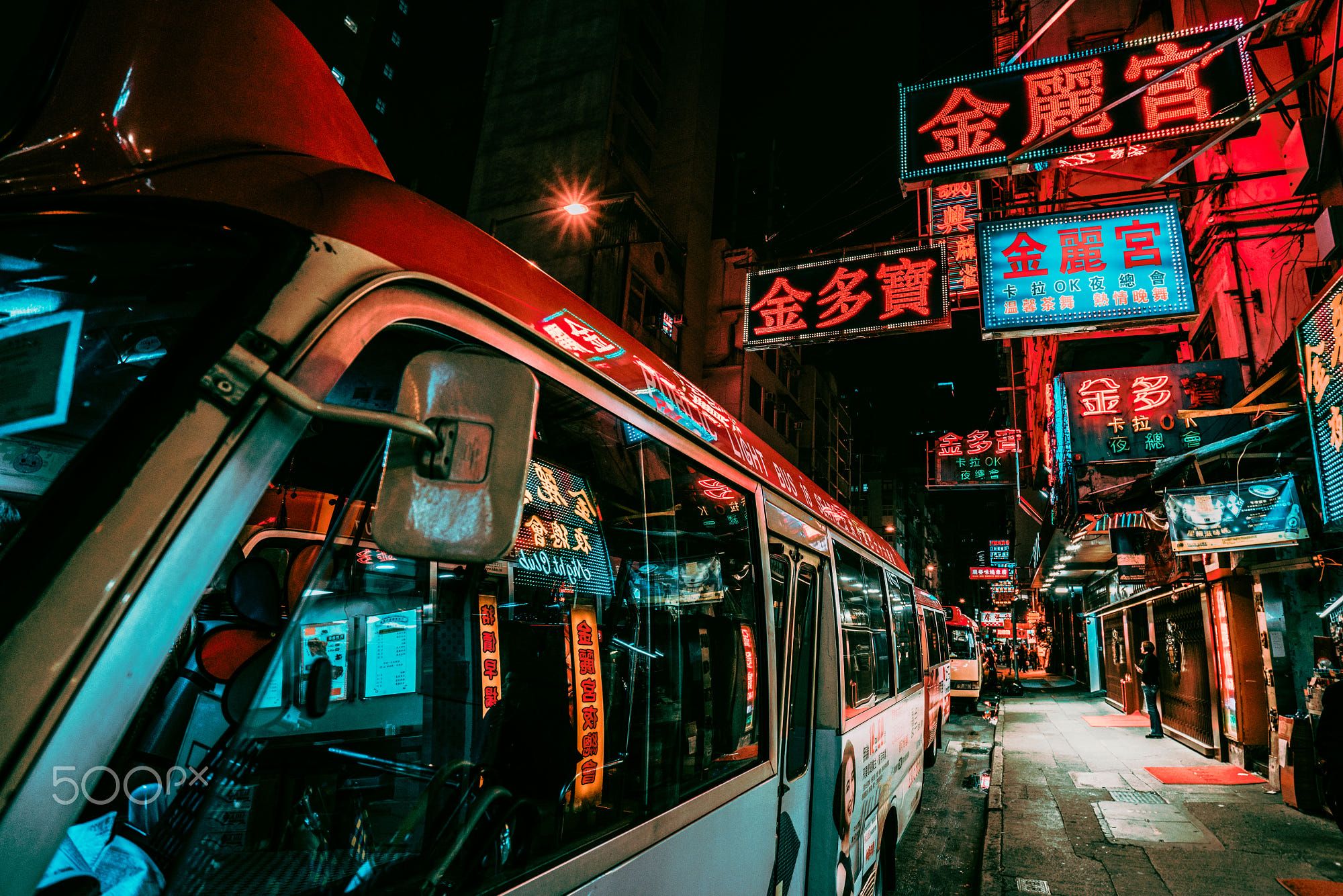 Wallpaper, Daria Klepikova, city, Hong Kong, night, bus stations, neon lights, neon glow, red, dark, buses 2000x1334