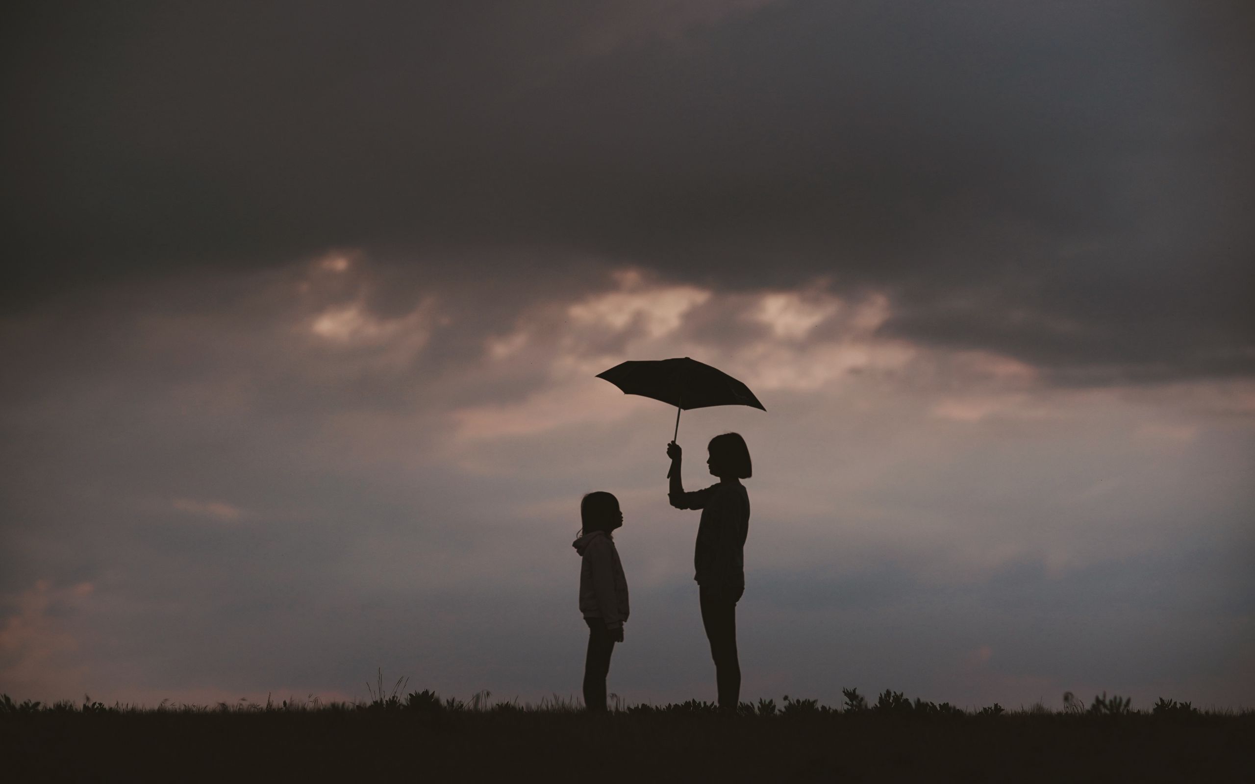 Download wallpaper 2560x1600 mother, child, care, umbrella, silhouettes, sky widescreen 16:10 HD background