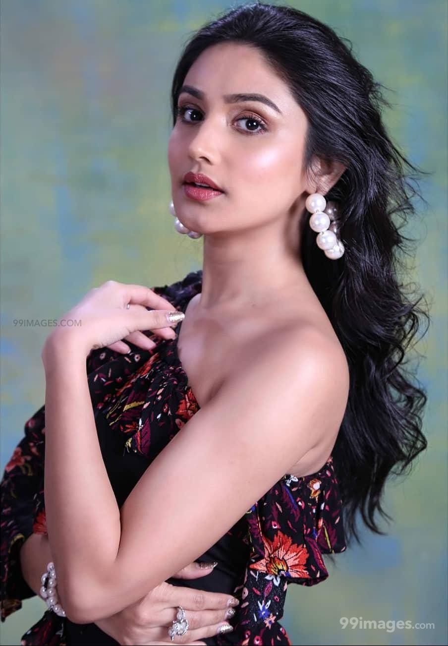 Donal Bisht Latest Hot HD Photohoot Photo / Wallpaper (1080p) (904x1303)