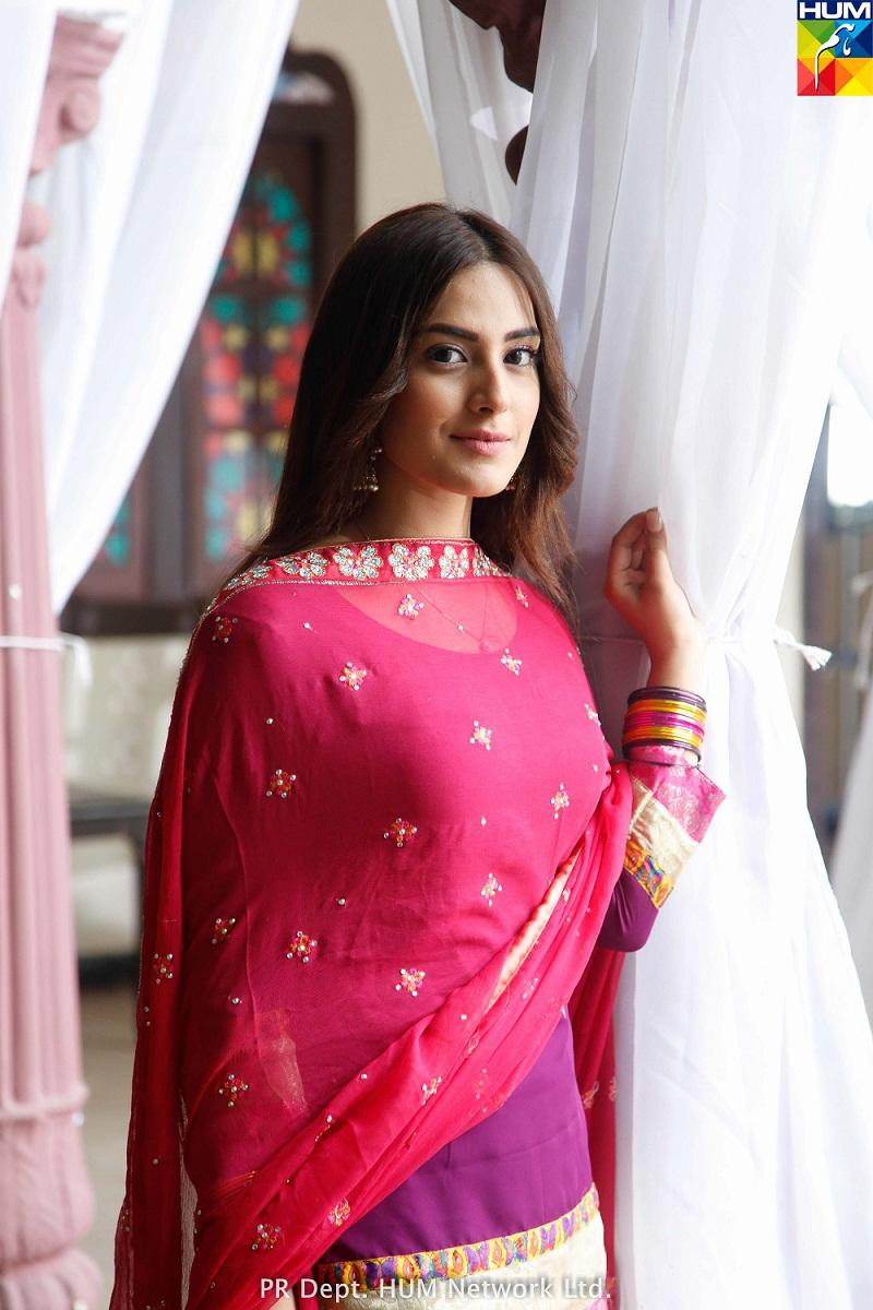 Iqra Aziz Wallpaper
