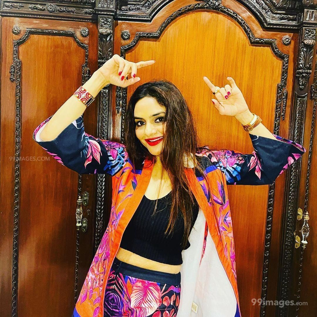 Madhoo HD Wallpaper (Desktop Background / Android / iPhone) (1080p, 4k) (1080x1080)