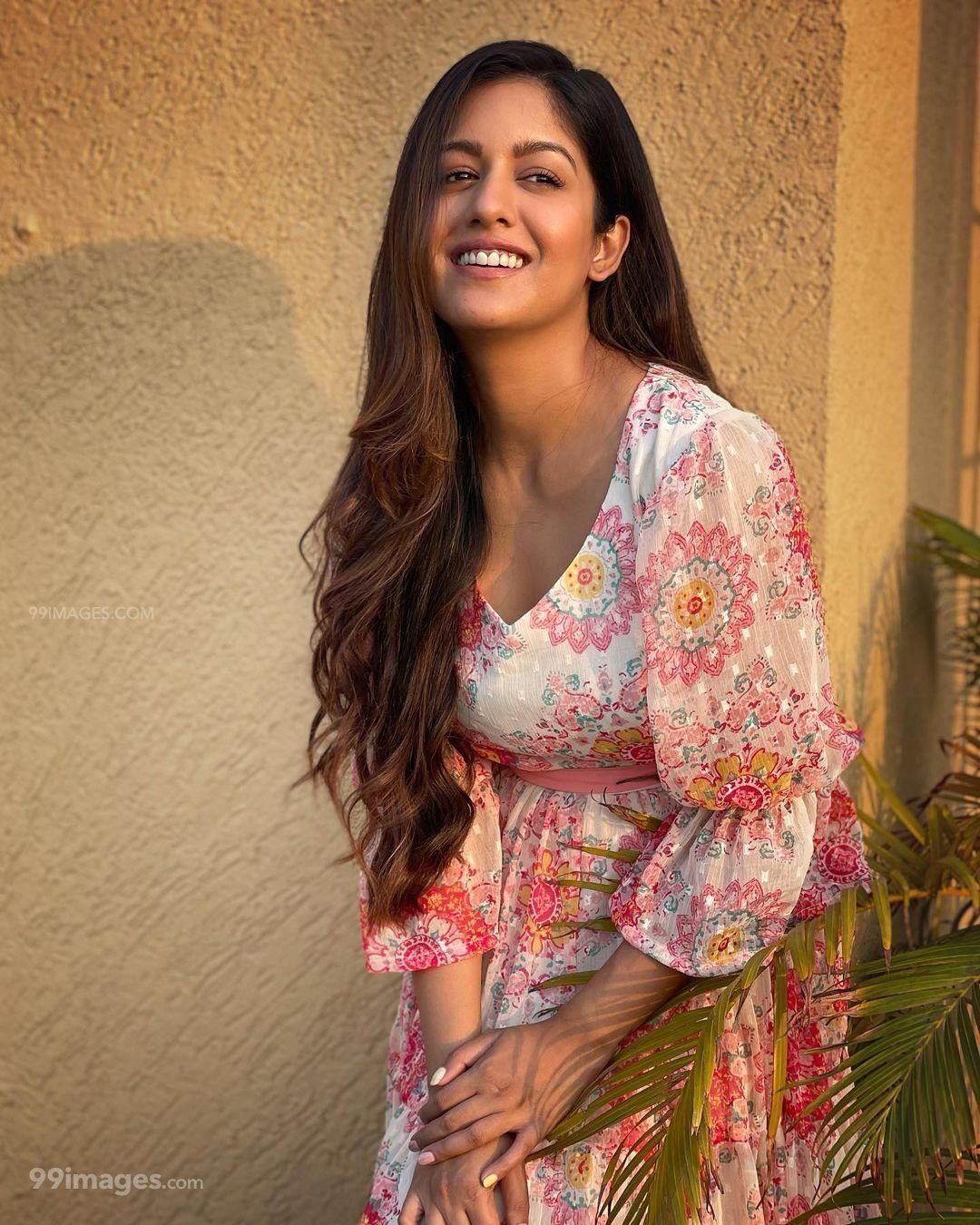 Ishita Dutta Latest Hot HD Photohoot Photo / Wallpaper (1080p)