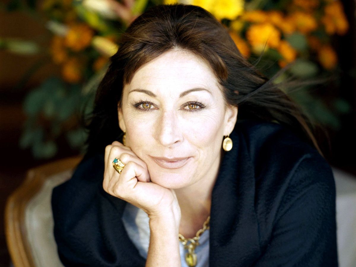 Anjelica Huston wallpaper