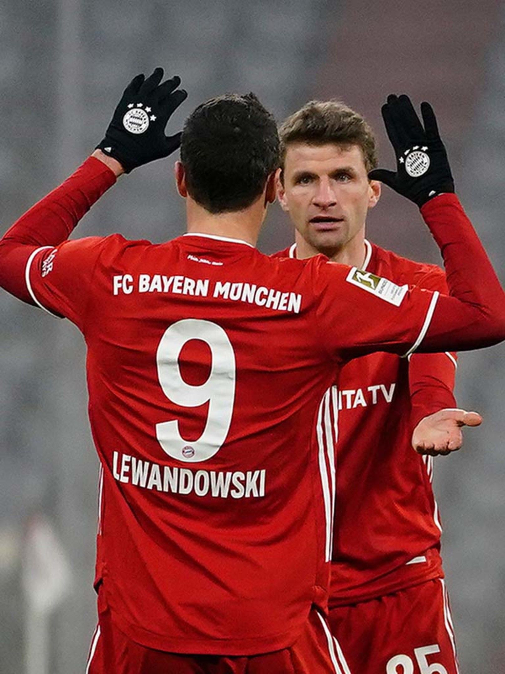 Augsburg experts Lewandowski and Müller on form