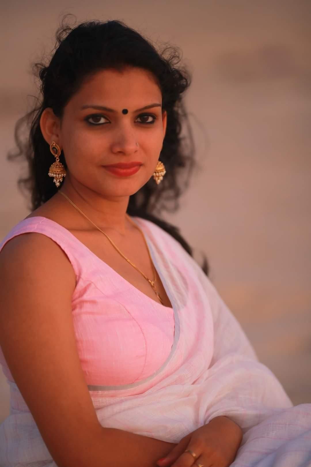 Saree hot and photohoot. Resmi R Nair looking very attractive hot photo Photo: HD Image, Picture, Stills, First Look Posters of Saree hot and photohoot. Resmi R Nair
