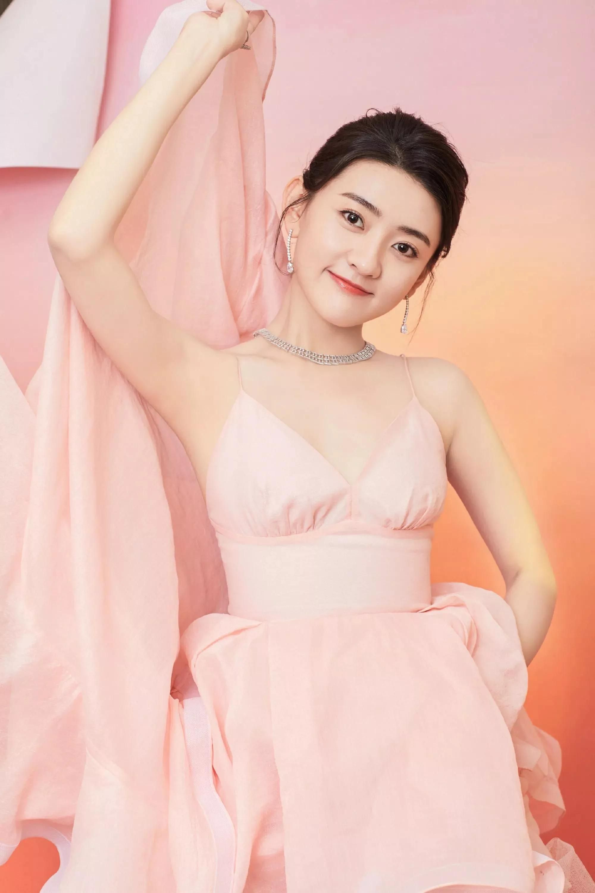 Liang Jie exquisite wallpaper: looks very sweet, unknowingly people like her
