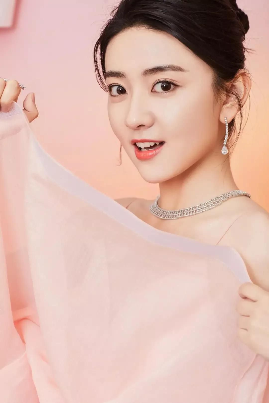 Liang Jie exquisite wallpaper: looks very sweet, unknowingly people like her
