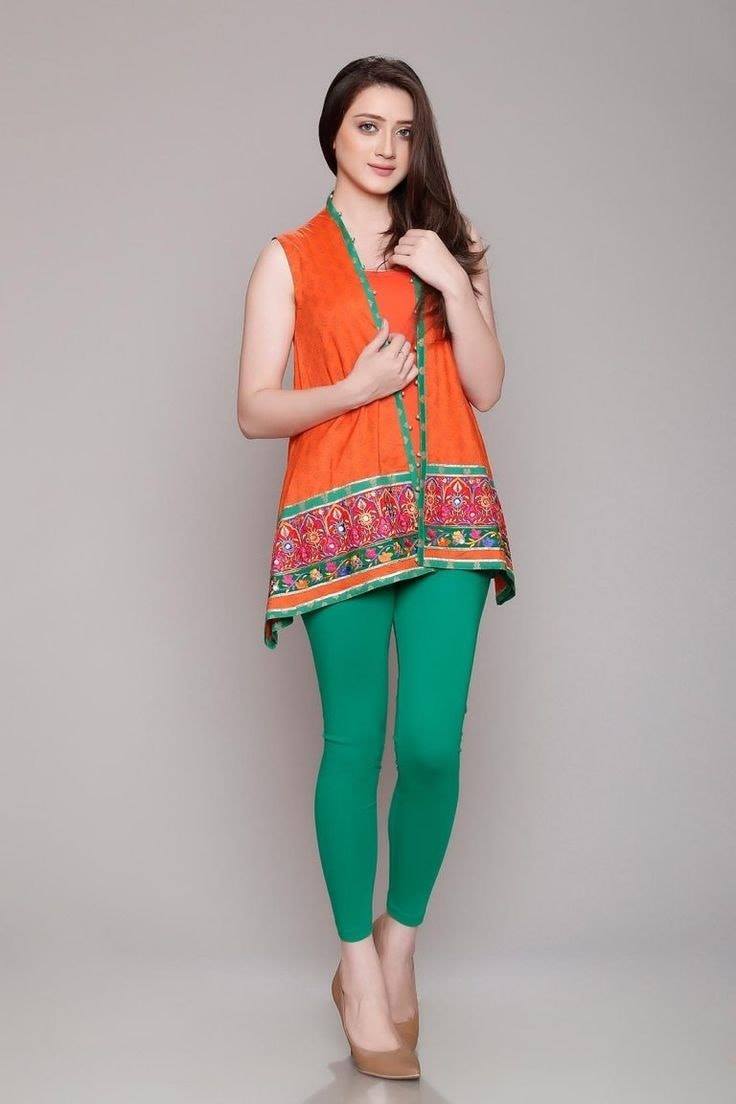 Momina Iqbal Biography, HD Picture, Age, Height, Education, Family, Sister, Mother, Father, Brother, Dramas, Wedding 2021