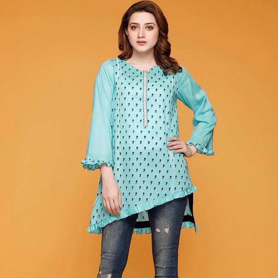 Momina Iqbal Biography, HD Picture, Age, Height, Education, Family, Sister, Mother, Father, Brother, Dramas, Wedding 2021