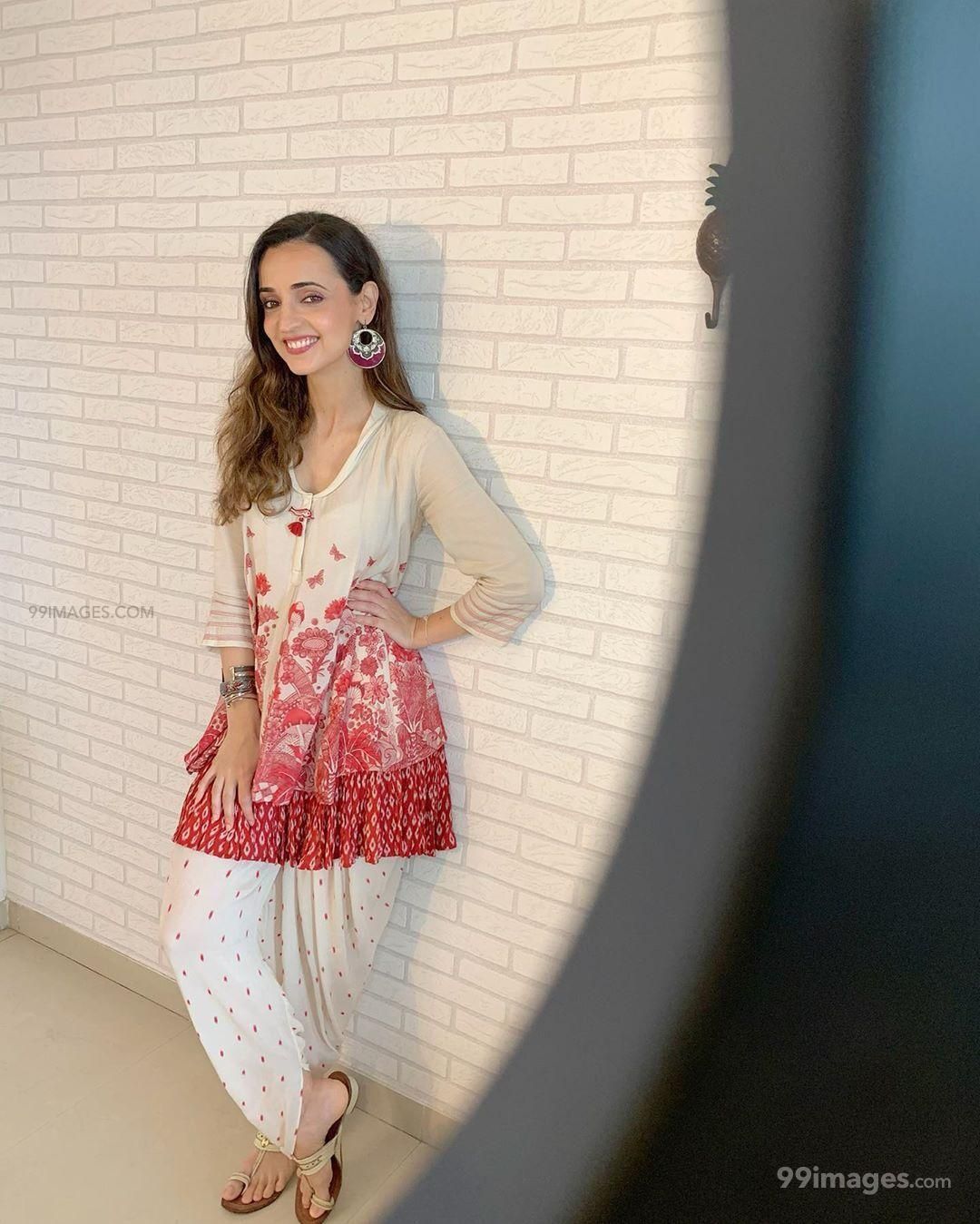 Sanaya Irani HD Wallpaper (Desktop Background / Android / iPhone) (1080p, 4k) (1080x1349)
