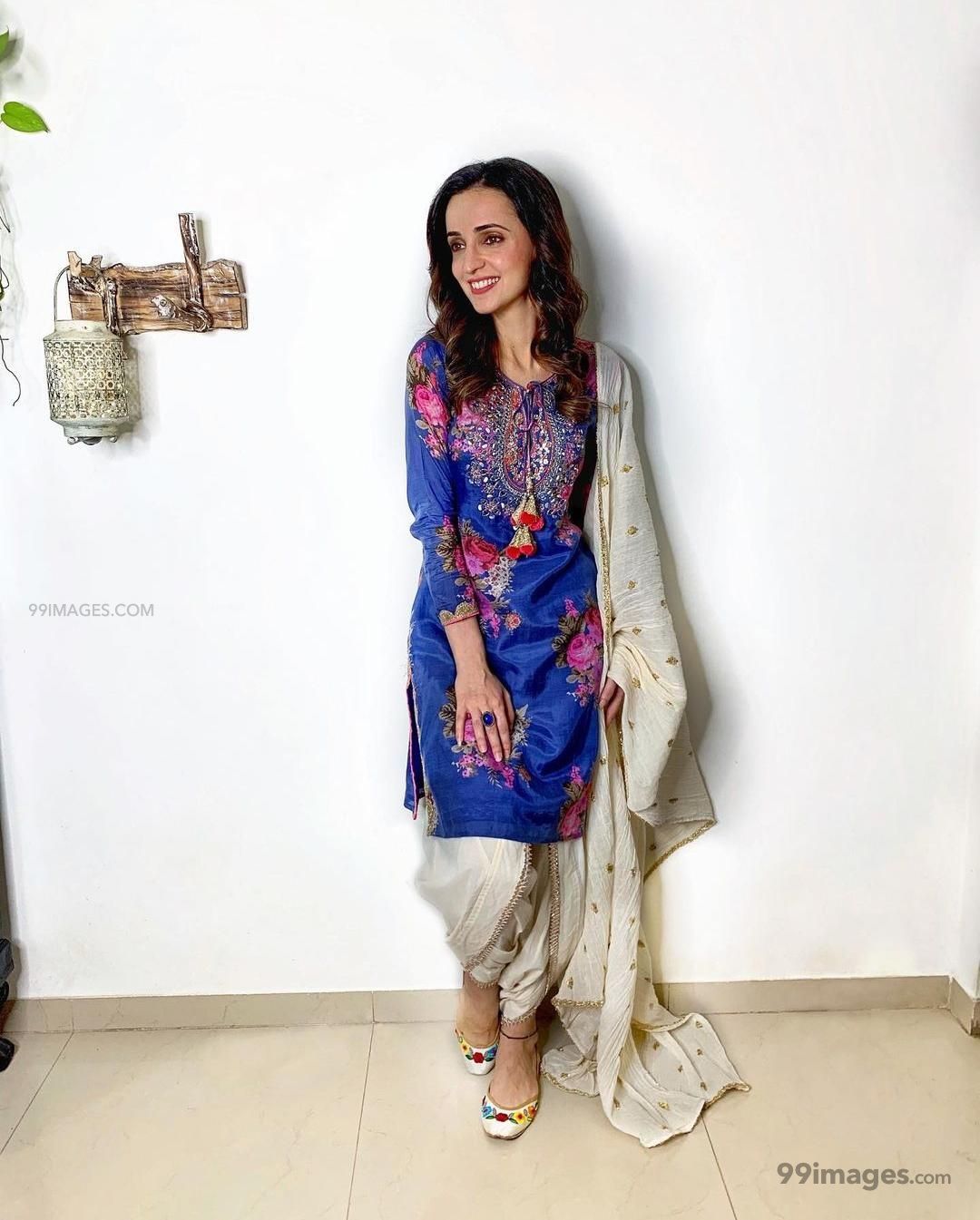 Sanaya Irani Hot Beautiful HD Photo / Wallpaper, WhatsApp DP (1080p) (1080x1345)