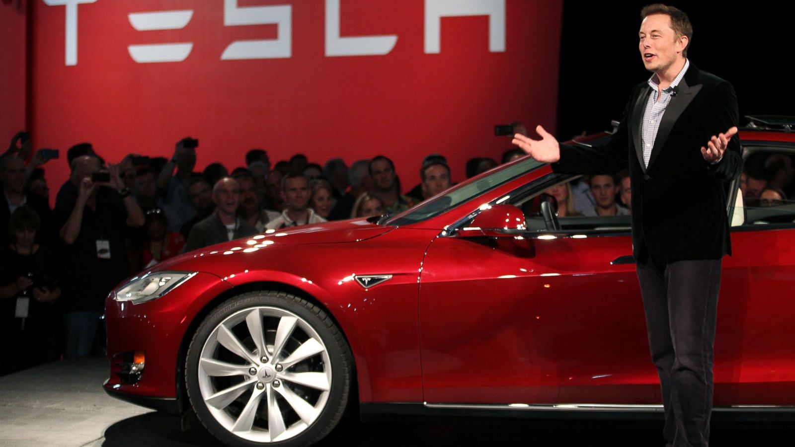 Tesla CEO Elon Musk Reveals New Capabilities of Model S