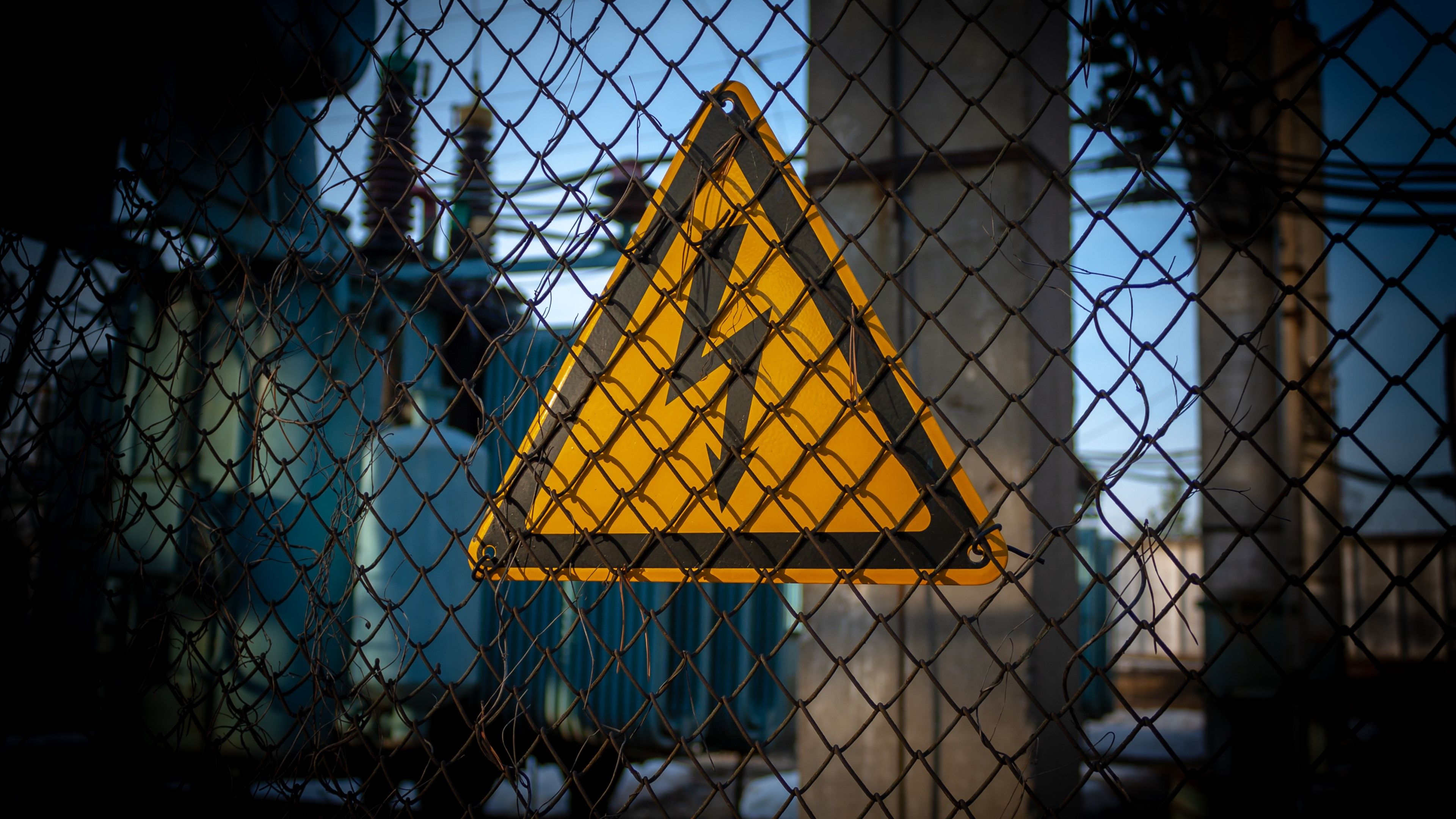 Wallpaper Wire fence, electricity warning sign 3840x2160 UHD 4K Picture, Image