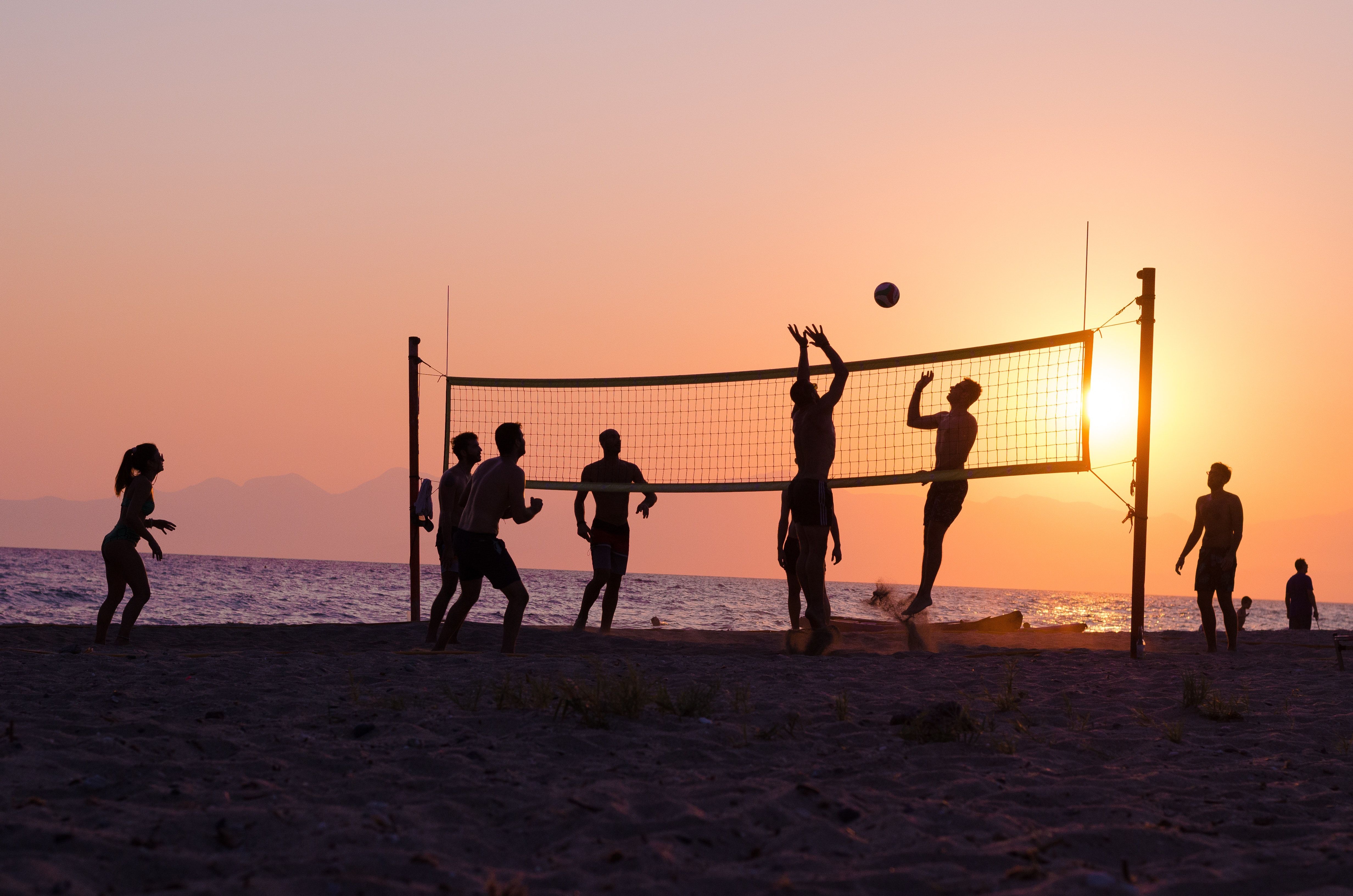 Мужчины играли в волейбол. Волейбол. Красивый волейбол. Пляжный волейбол. Спорт волейбол.