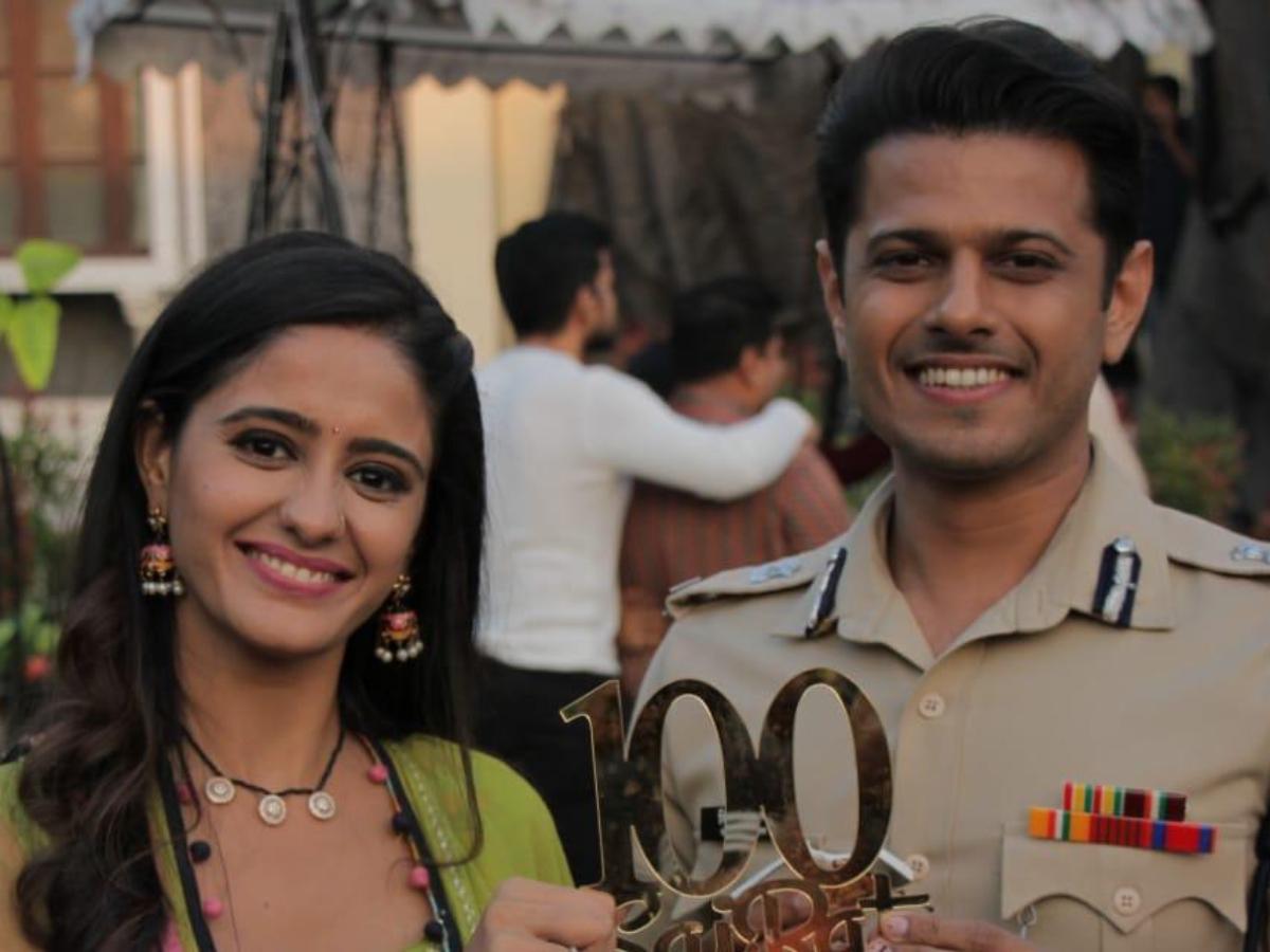 Ghum Hai Kisikey Pyaar Meiin completes 100 episodes; Neil Bhatt, Ayesha & team celebrate on the sets; PHOTOS