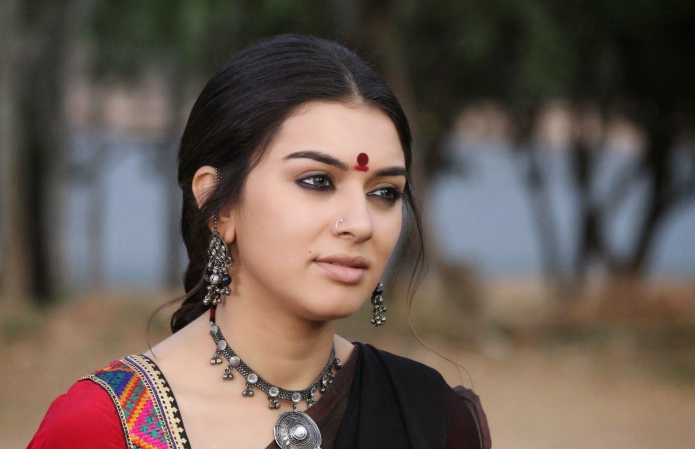 Aranmanai Movie Stills Aajtak. Bollywood hairstyles, Bollywood makeup, Actors image