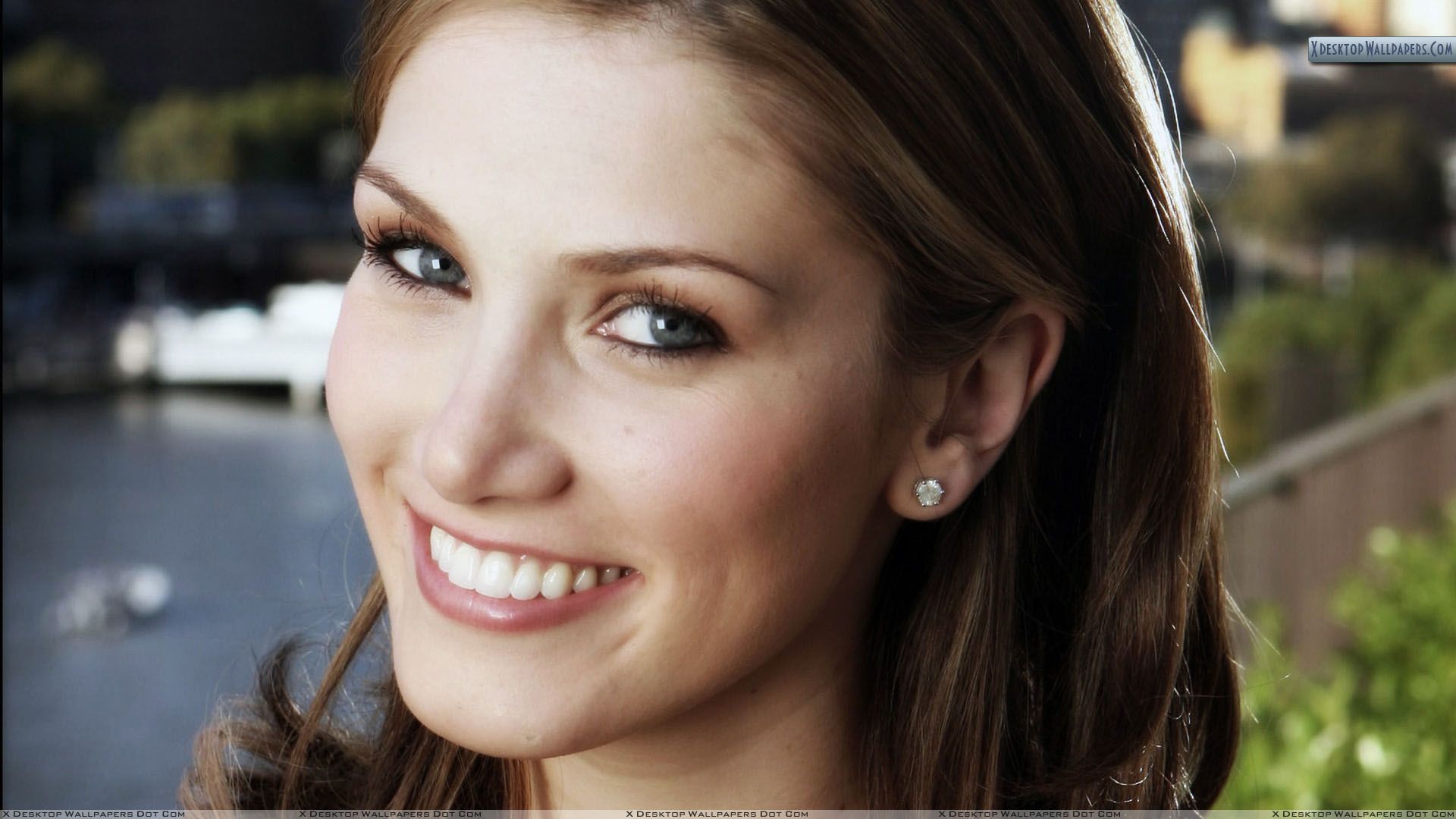Delta Goodrem Sweet Smiling Face Closeup Wallpaper