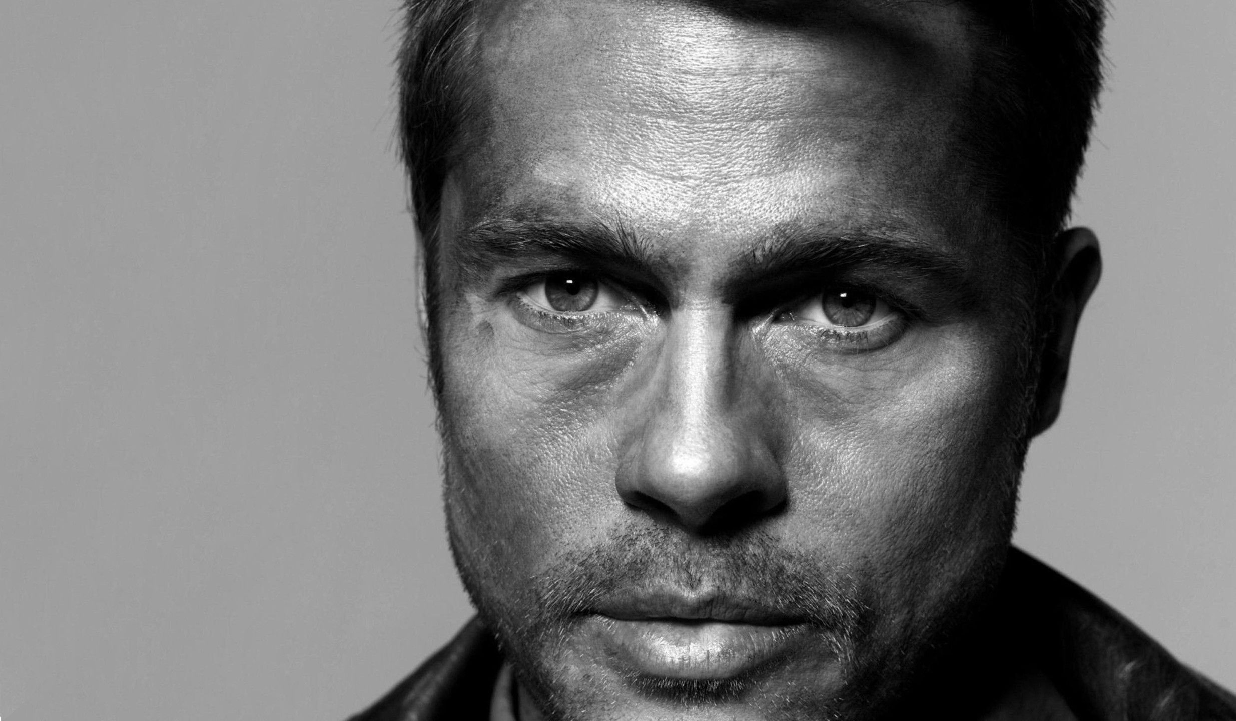 Download Wallpaper, Download black and white men brad pitt actors faces 2470x1440 wallpaper Wallpaper –Free Wallpaper Download